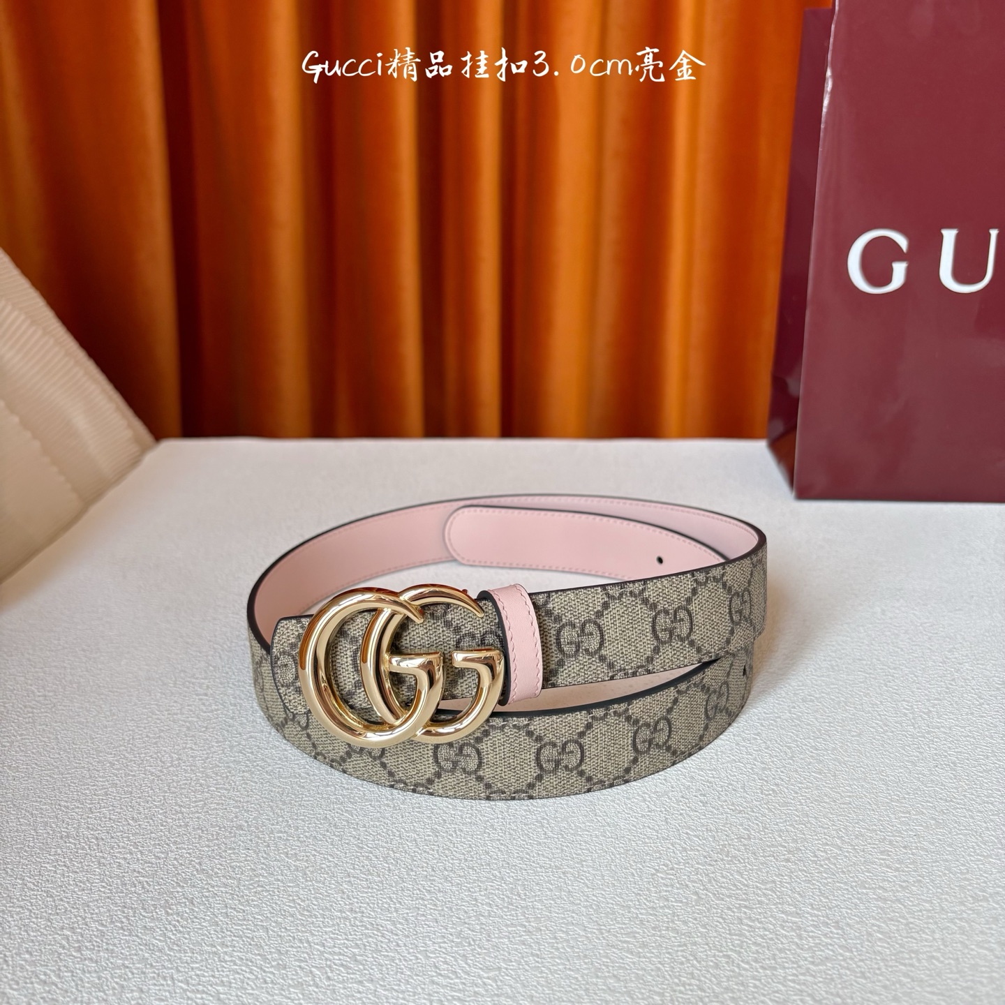 Gucci这款30MM腰带一面为柔软GG supreme帆布，另一面为粉色牛皮革，搭配可拆卸互扣式双G搭