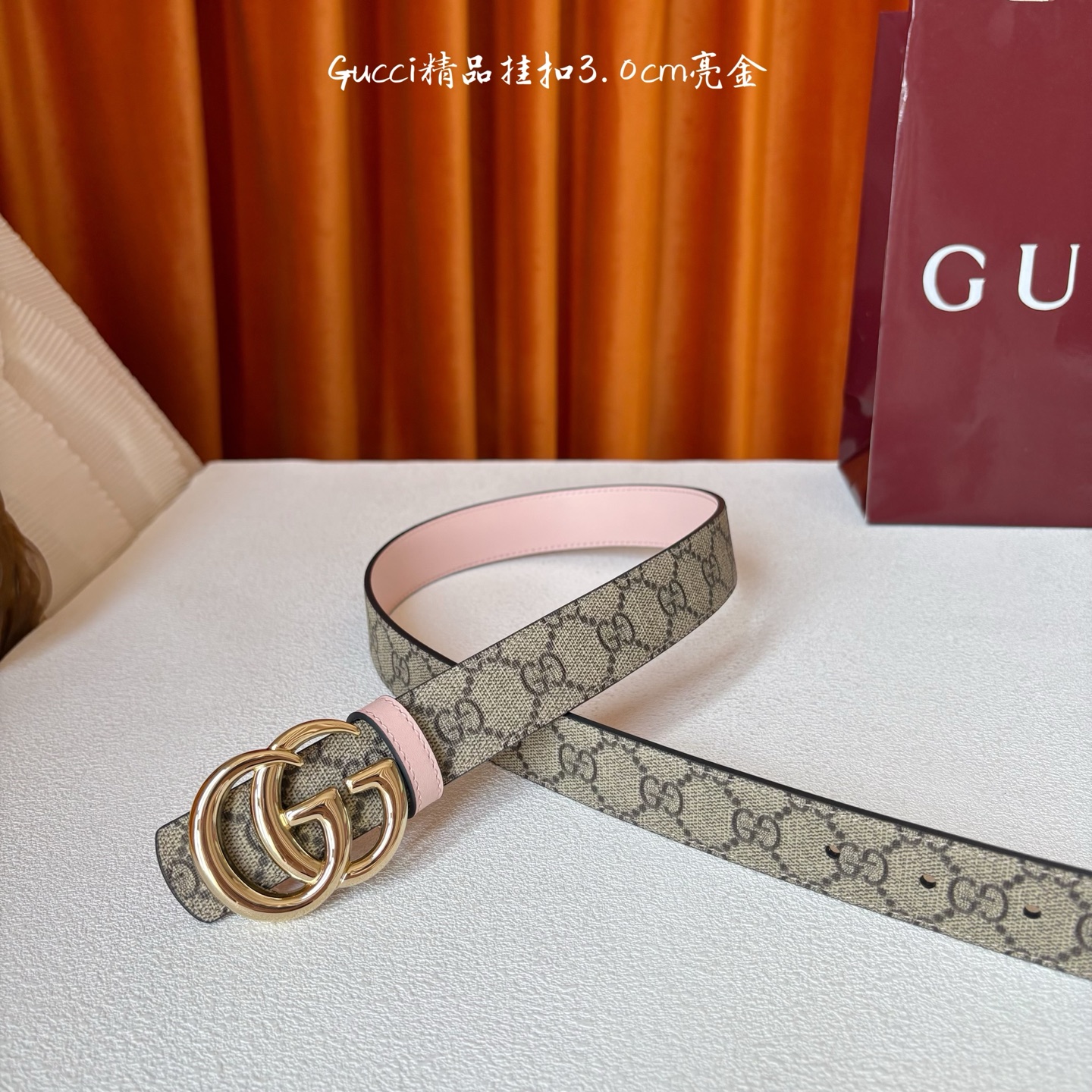 Gucci这款30MM腰带一面为柔软GG supreme帆布，另一面为粉色牛皮革，搭配可拆卸互扣式双G搭