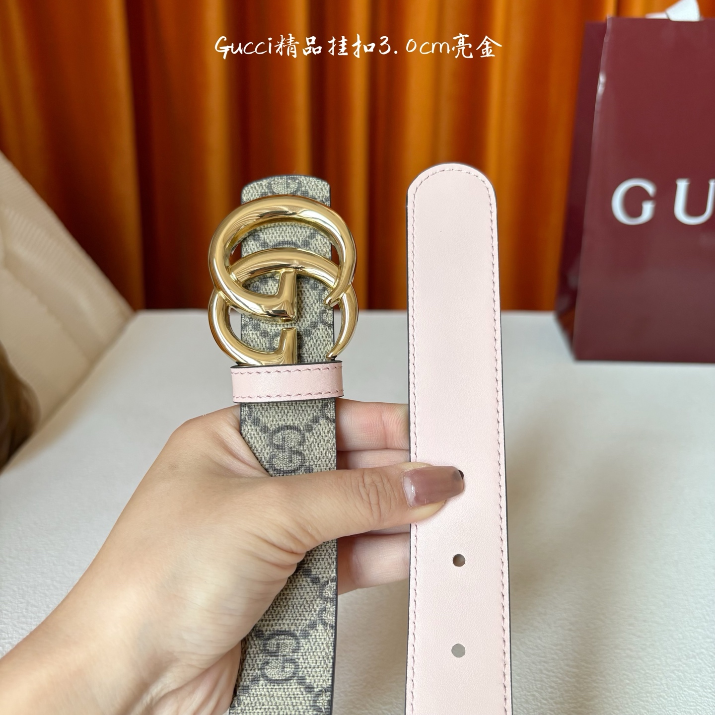 Gucci这款30MM腰带一面为柔软GG supreme帆布，另一面为粉色牛皮革，搭配可拆卸互扣式双G搭