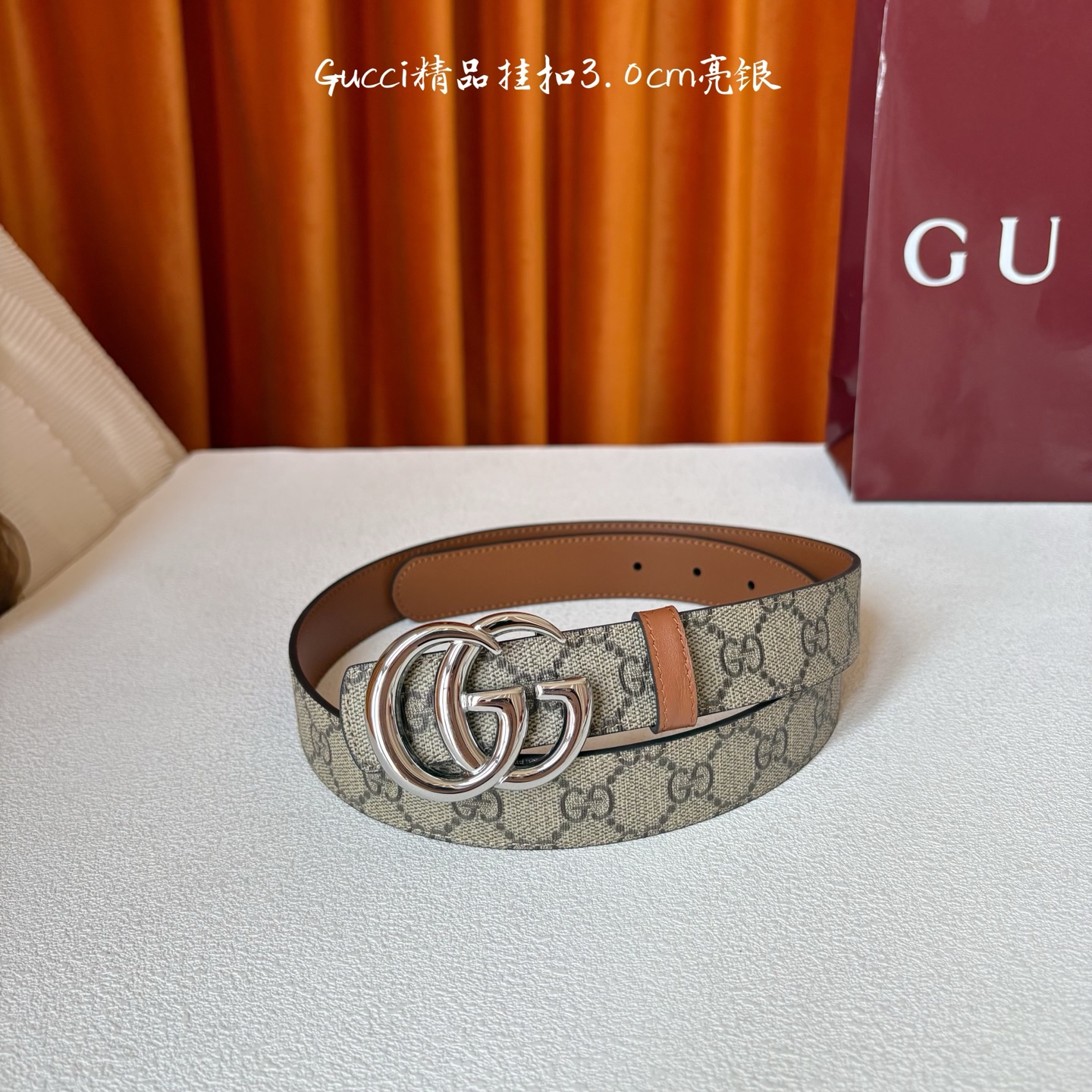 Gucci这款30MM腰带一面为柔软GG supreme帆布，另一面为土黄色牛皮革，搭配可拆卸互扣式双G