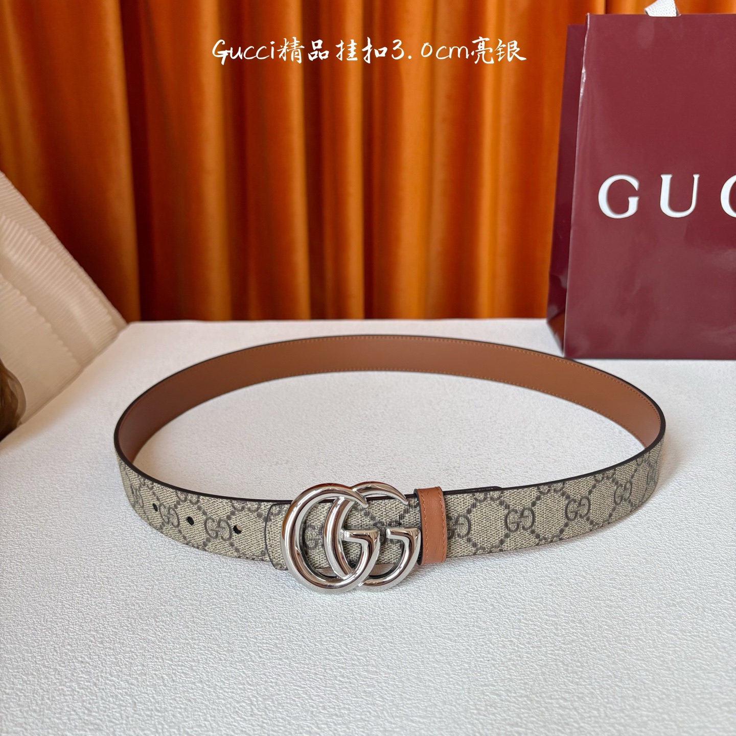 Gucci这款30MM腰带一面为柔软GG supreme帆布，另一面为土黄色牛皮革，搭配可拆卸互扣式双G