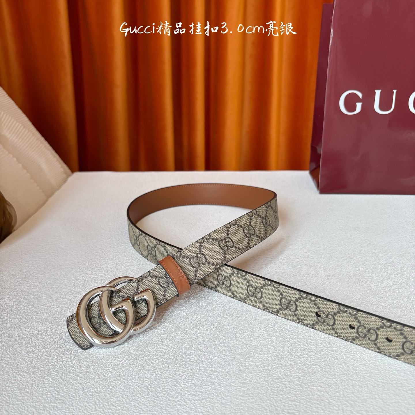 Gucci这款30MM腰带一面为柔软GG supreme帆布，另一面为土黄色牛皮革，搭配可拆卸互扣式双G