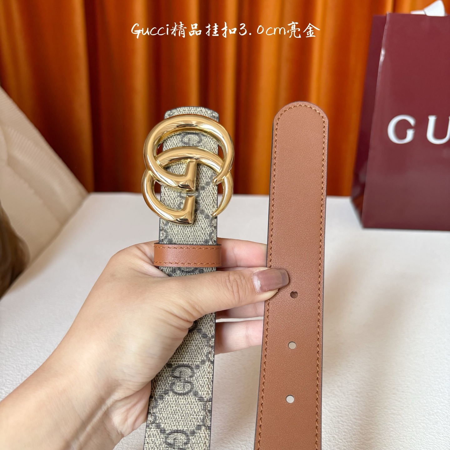 Gucci这款30MM腰带一面为柔软GG supreme帆布，另一面为土黄色牛皮革，搭配可拆卸互扣式双G