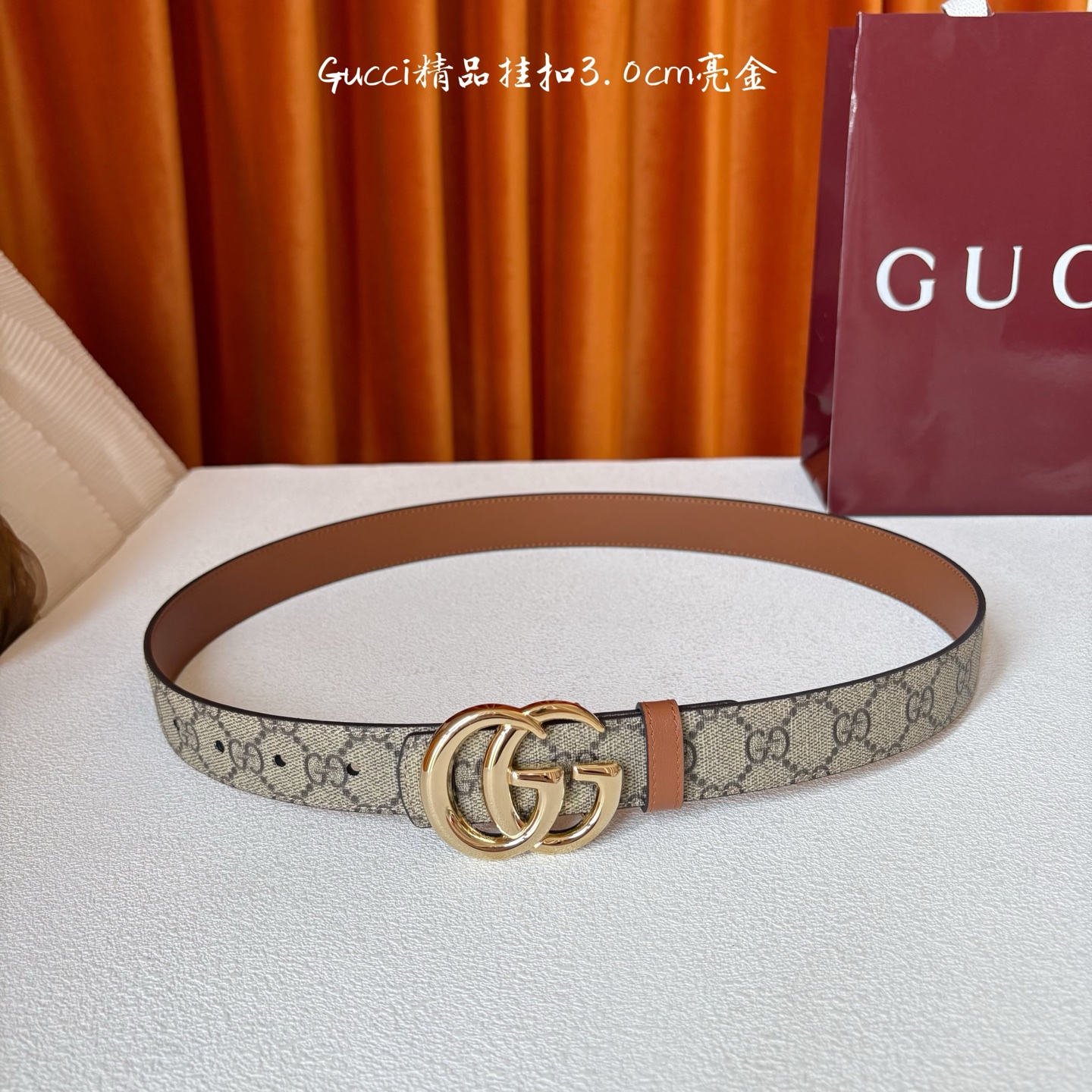 Gucci这款30MM腰带一面为柔软GG supreme帆布，另一面为土黄色牛皮革，搭配可拆卸互扣式双G