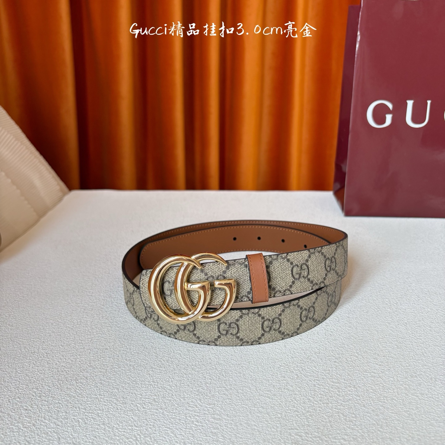 Gucci这款30MM腰带一面为柔软GG supreme帆布，另一面为土黄色牛皮革，搭配可拆卸互扣式双G