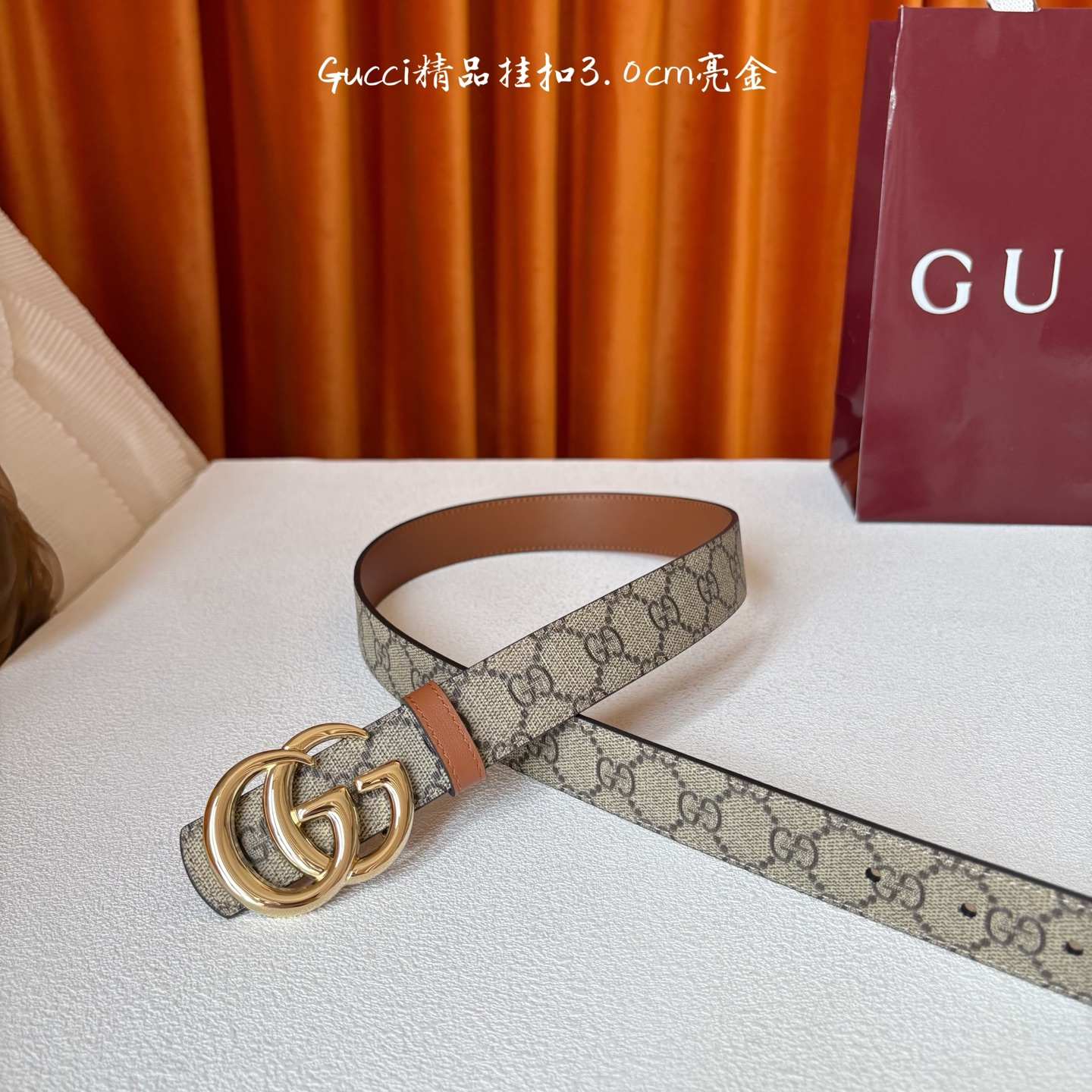 Gucci这款30MM腰带一面为柔软GG supreme帆布，另一面为土黄色牛皮革，搭配可拆卸互扣式双G