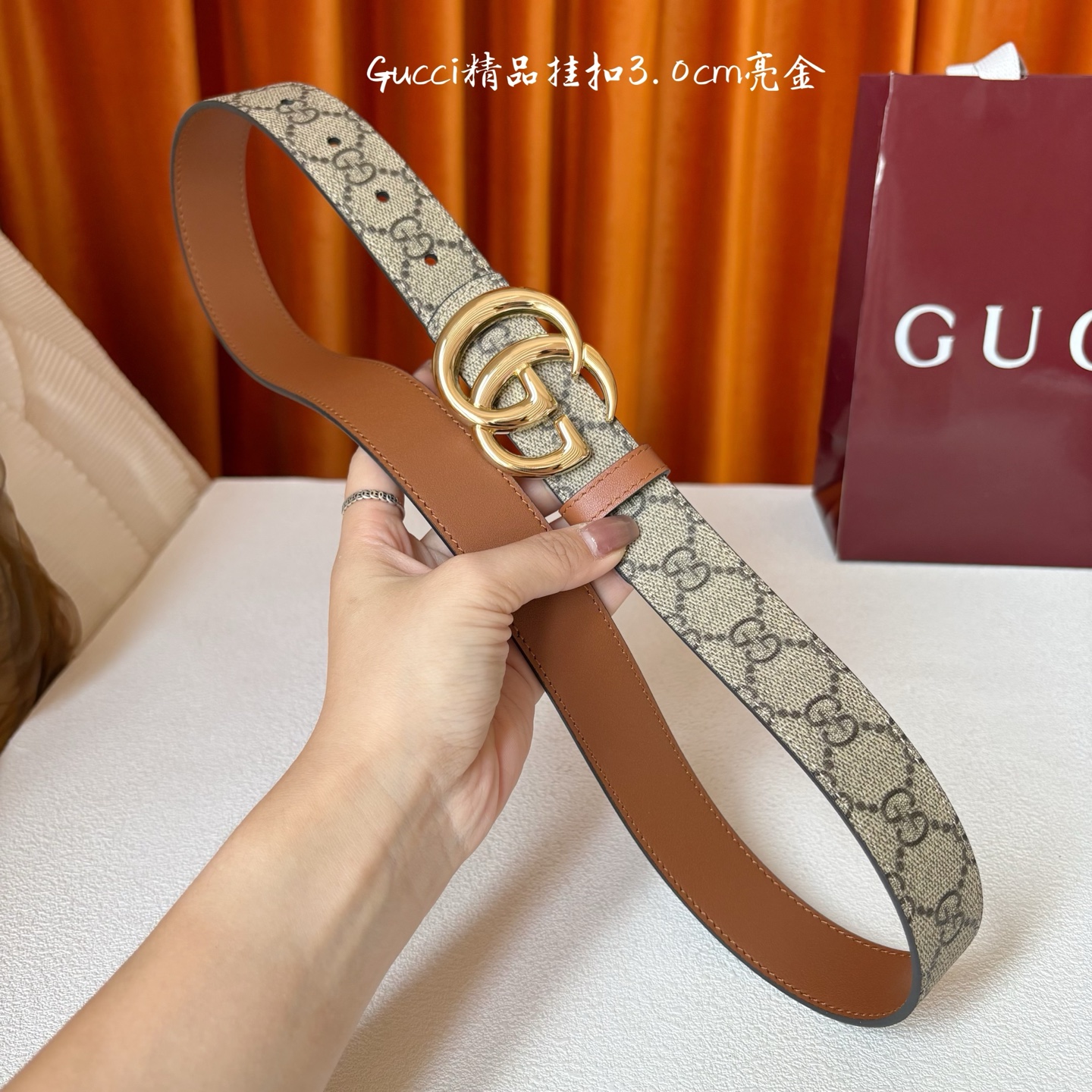 Gucci这款30MM腰带一面为柔软GG supreme帆布，另一面为土黄色牛皮革，搭配可拆卸互扣式双G