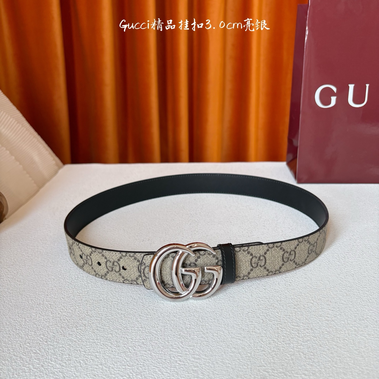 Gucci这款30MM腰带一面为柔软GG supreme帆布，另一面为黑色牛皮革，搭配可拆卸互扣式双G搭