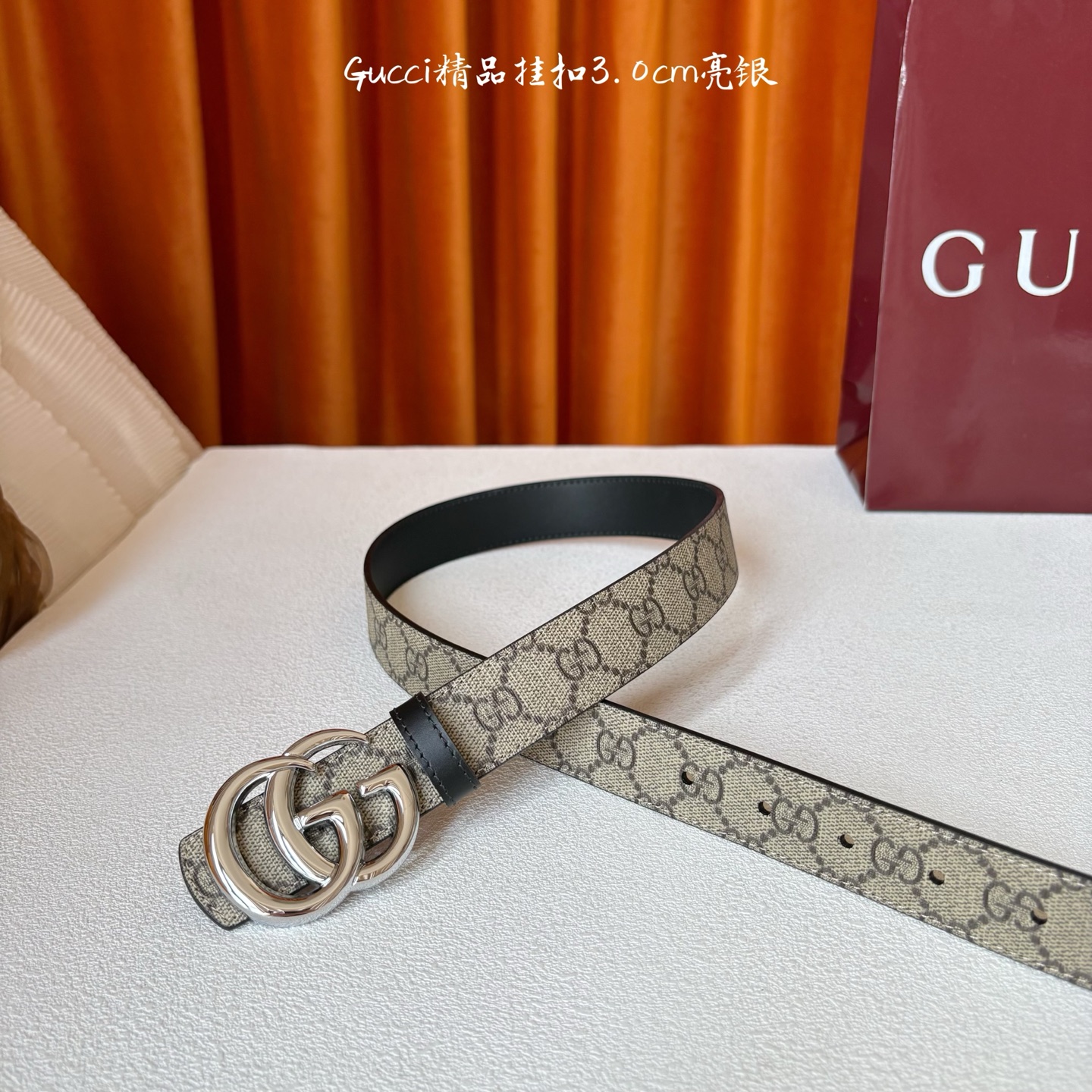 Gucci这款30MM腰带一面为柔软GG supreme帆布，另一面为黑色牛皮革，搭配可拆卸互扣式双G搭