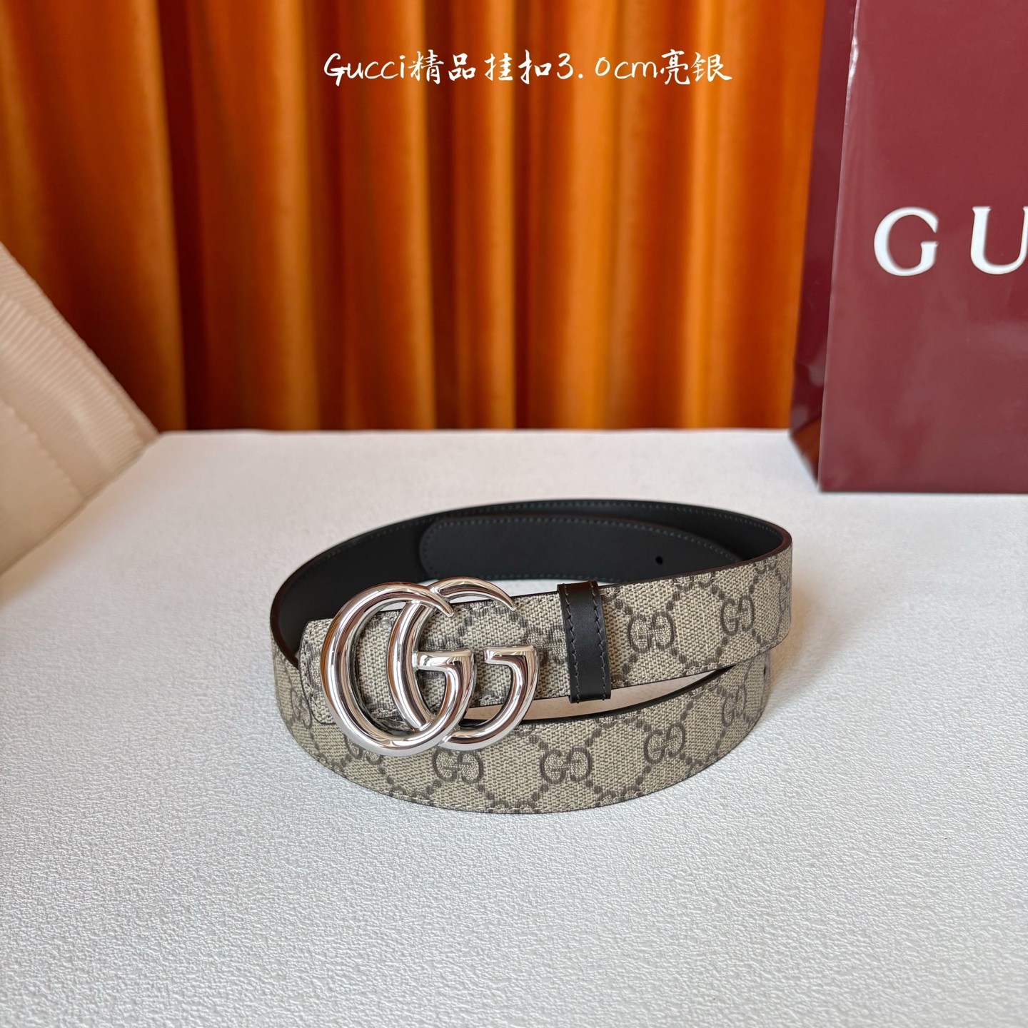 Gucci这款30MM腰带一面为柔软GG supreme帆布，另一面为黑色牛皮革，搭配可拆卸互扣式双G搭