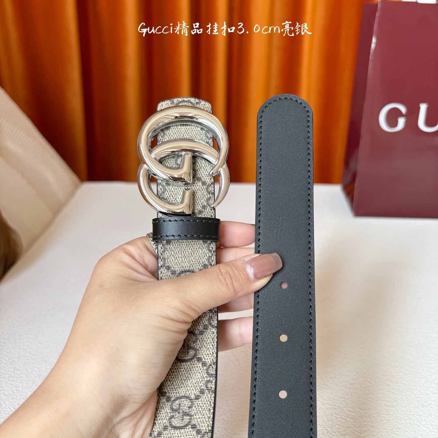 Gucci这款30MM腰带一面为柔软GG supreme帆布，另一面为黑色牛皮革，搭配可拆卸互扣式双G搭