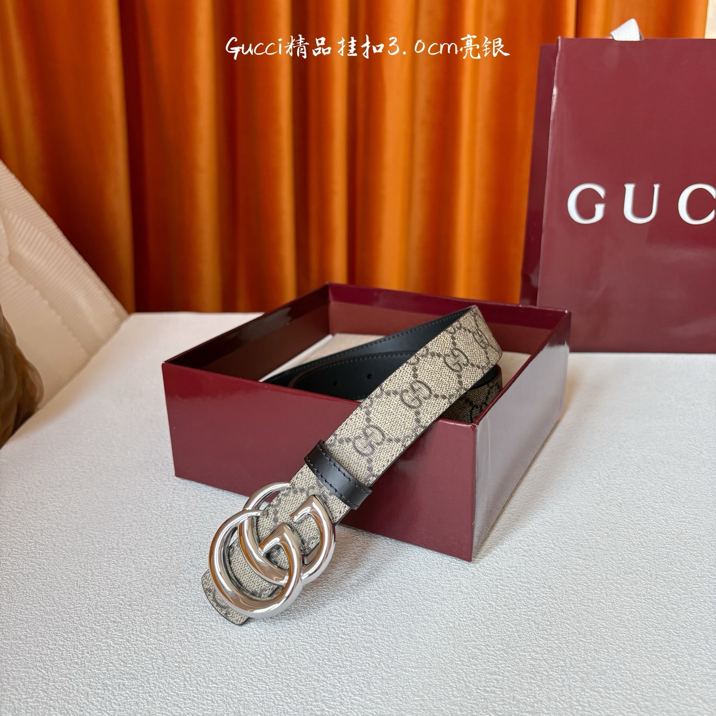 Gucci这款30MM腰带一面为柔软GG supreme帆布，另一面为黑色牛皮革，搭配可拆卸互扣式双G搭