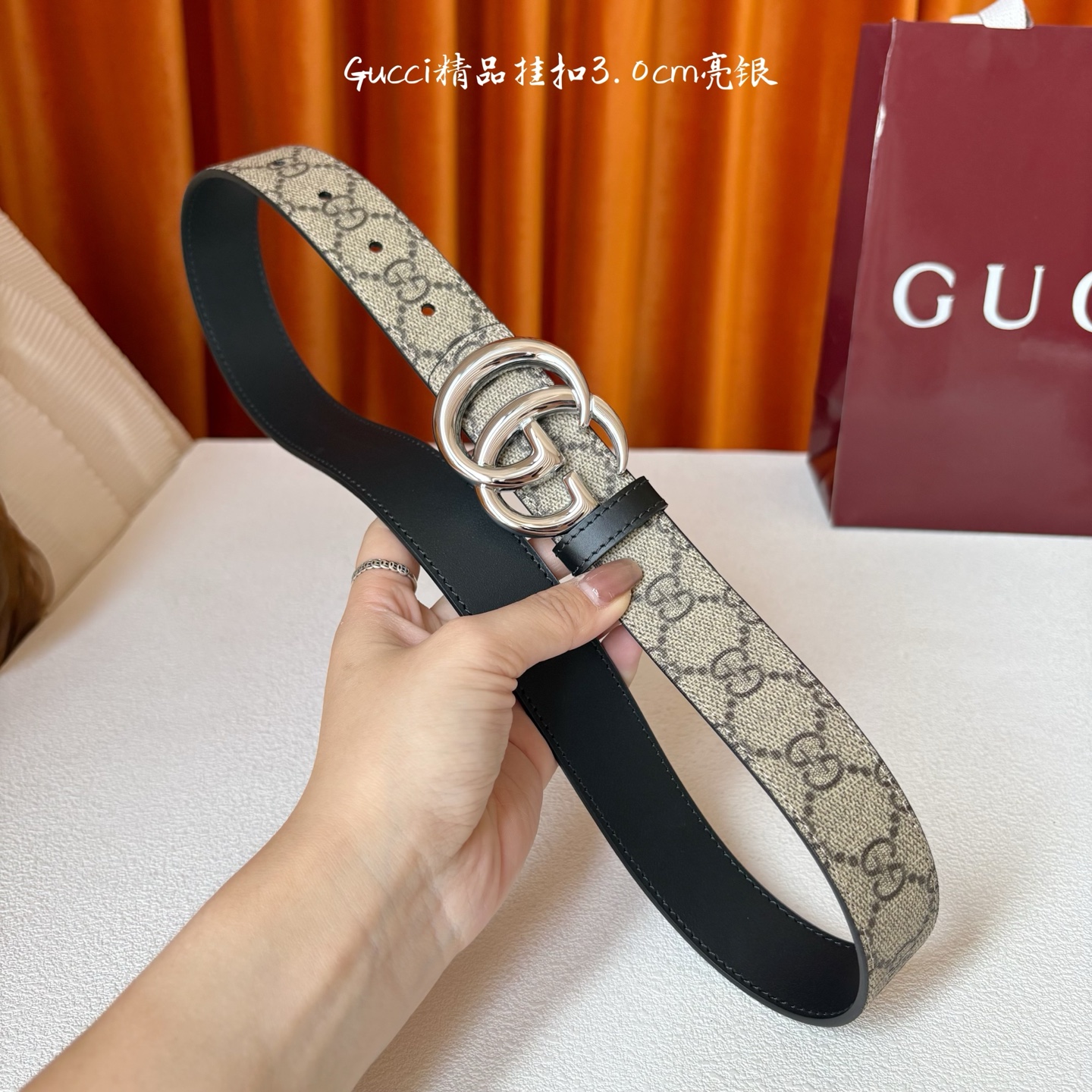 Gucci这款30MM腰带一面为柔软GG supreme帆布，另一面为黑色牛皮革，搭配可拆卸互扣式双G搭