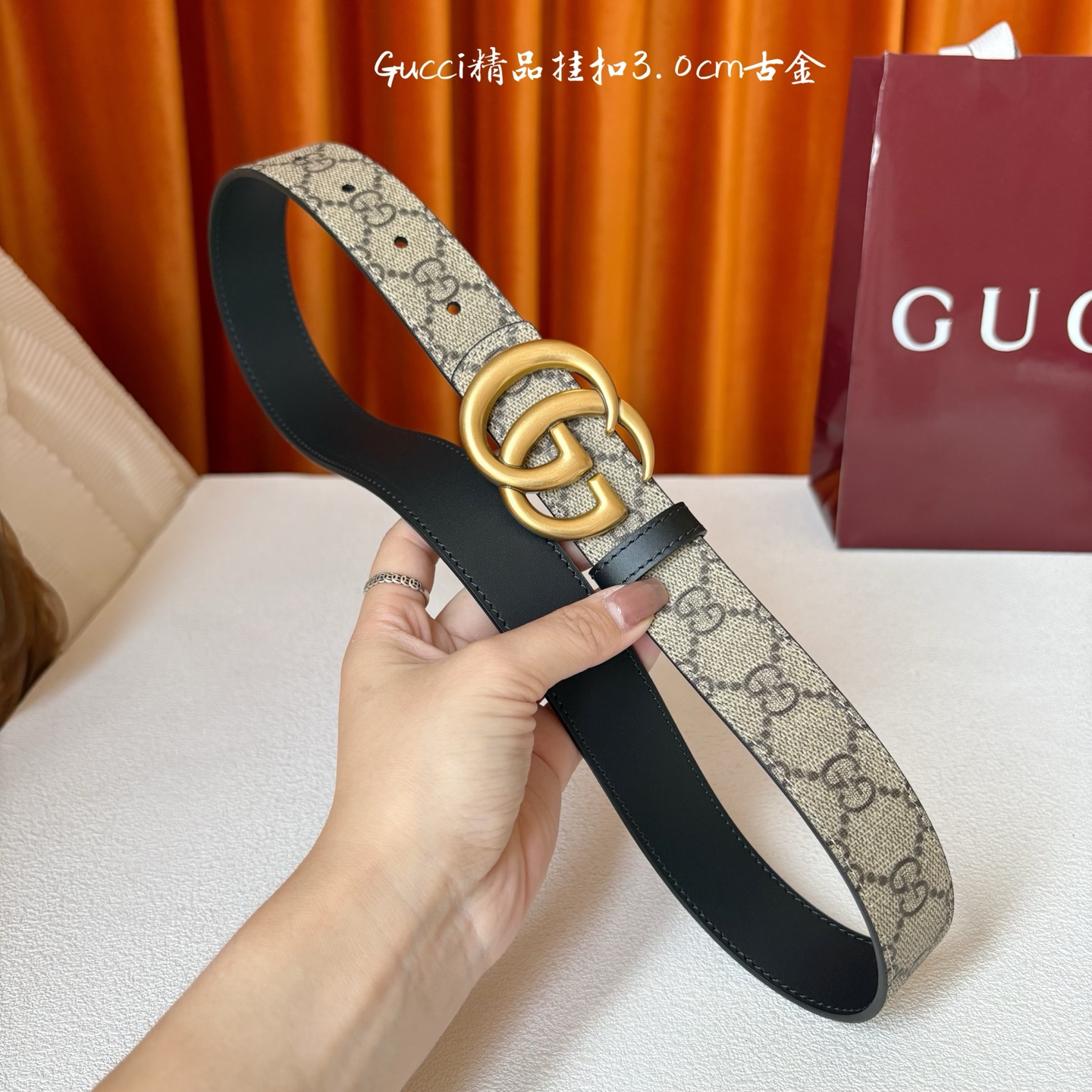 Gucci这款30MM腰带一面为柔软GG supreme帆布，另一面为黑色牛皮革，搭配可拆卸互扣式双G搭