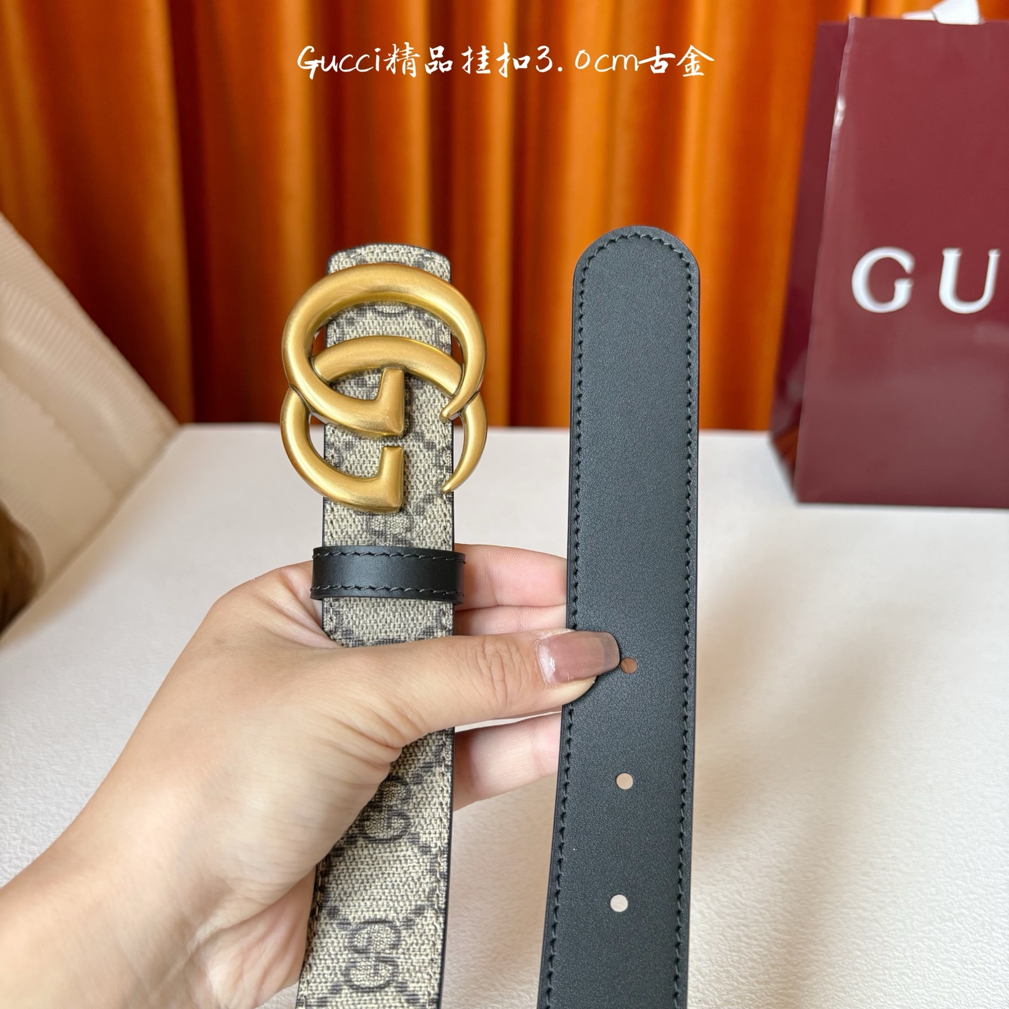 Gucci这款30MM腰带一面为柔软GG supreme帆布，另一面为黑色牛皮革，搭配可拆卸互扣式双G搭