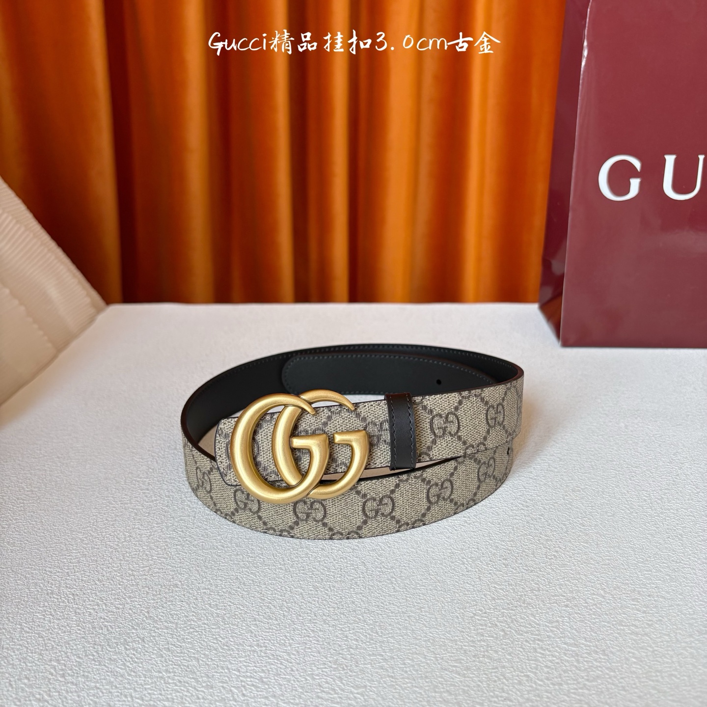 Gucci这款30MM腰带一面为柔软GG supreme帆布，另一面为黑色牛皮革，搭配可拆卸互扣式双G搭