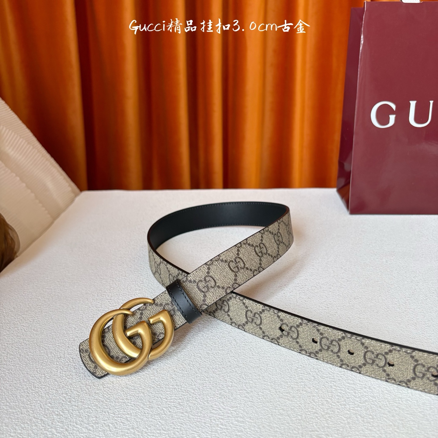 Gucci这款30MM腰带一面为柔软GG supreme帆布，另一面为黑色牛皮革，搭配可拆卸互扣式双G搭