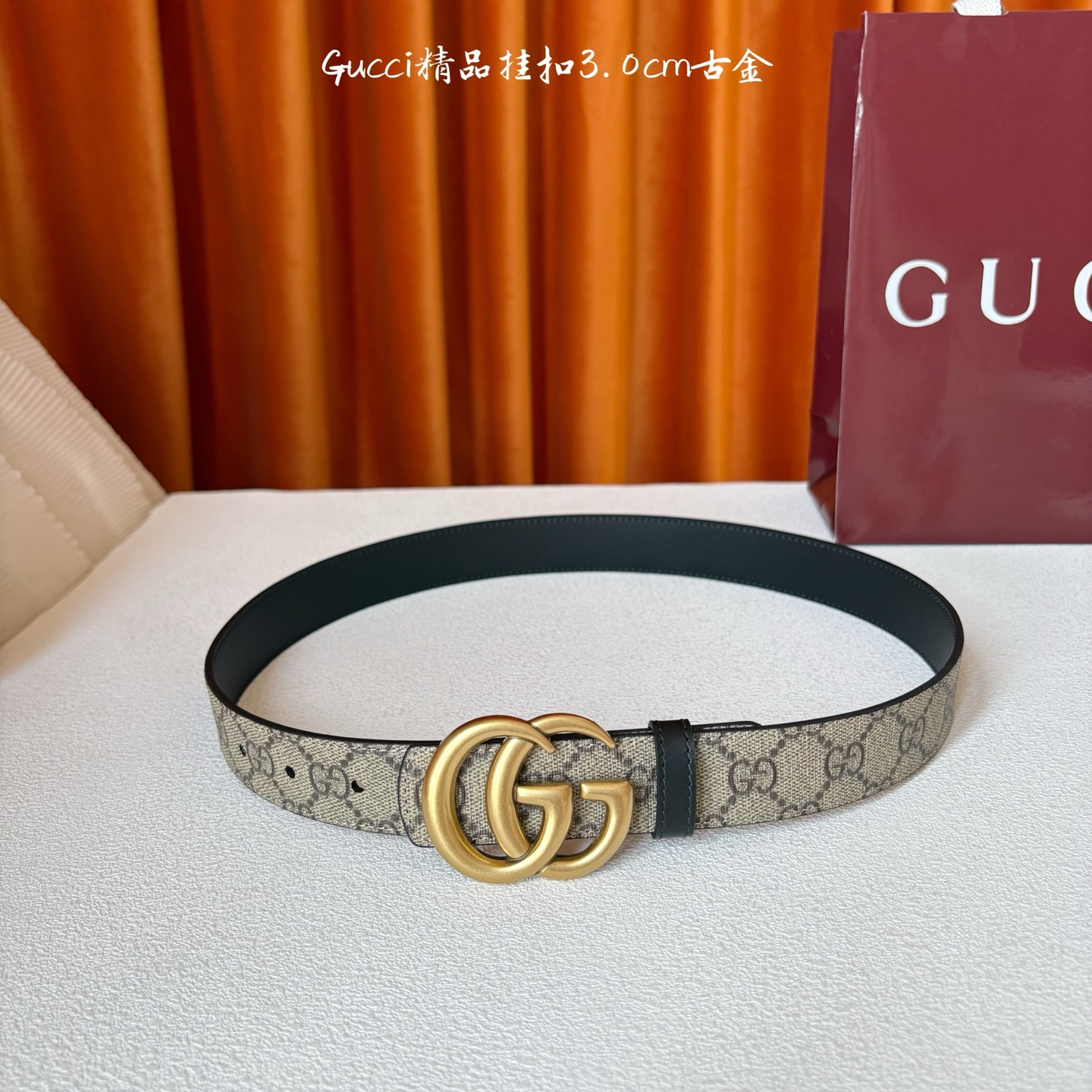 Gucci这款30MM腰带一面为柔软GG supreme帆布，另一面为黑色牛皮革，搭配可拆卸互扣式双G搭