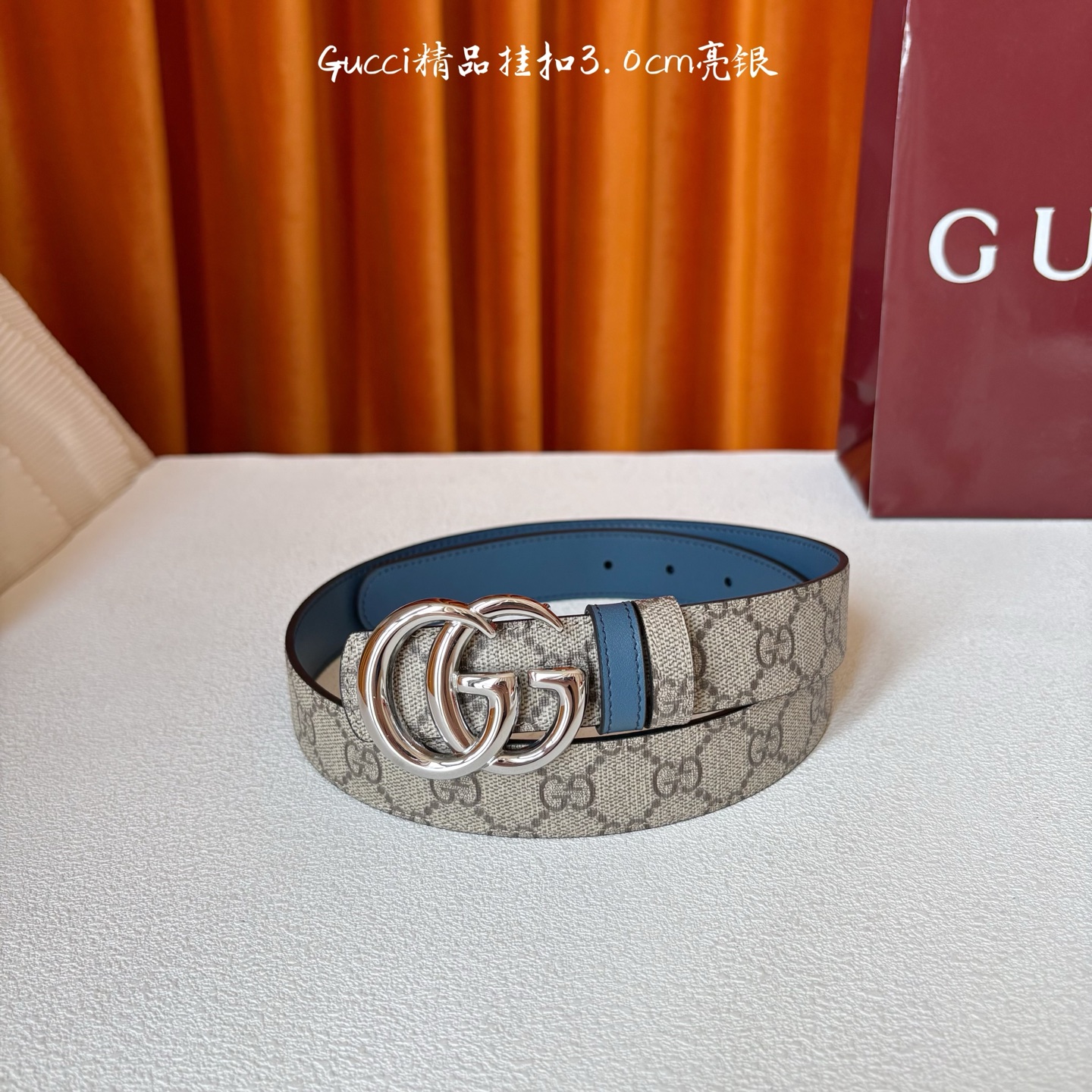 Gucci这款30MM腰带一面为柔软GG supreme帆布，另一面为蓝色牛皮革，搭配可拆卸互扣式双G搭