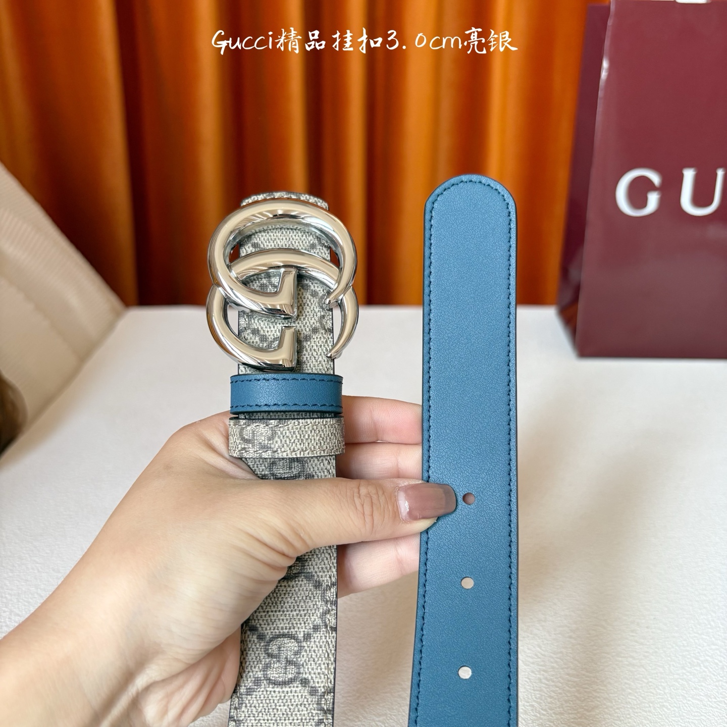 Gucci这款30MM腰带一面为柔软GG supreme帆布，另一面为蓝色牛皮革，搭配可拆卸互扣式双G搭