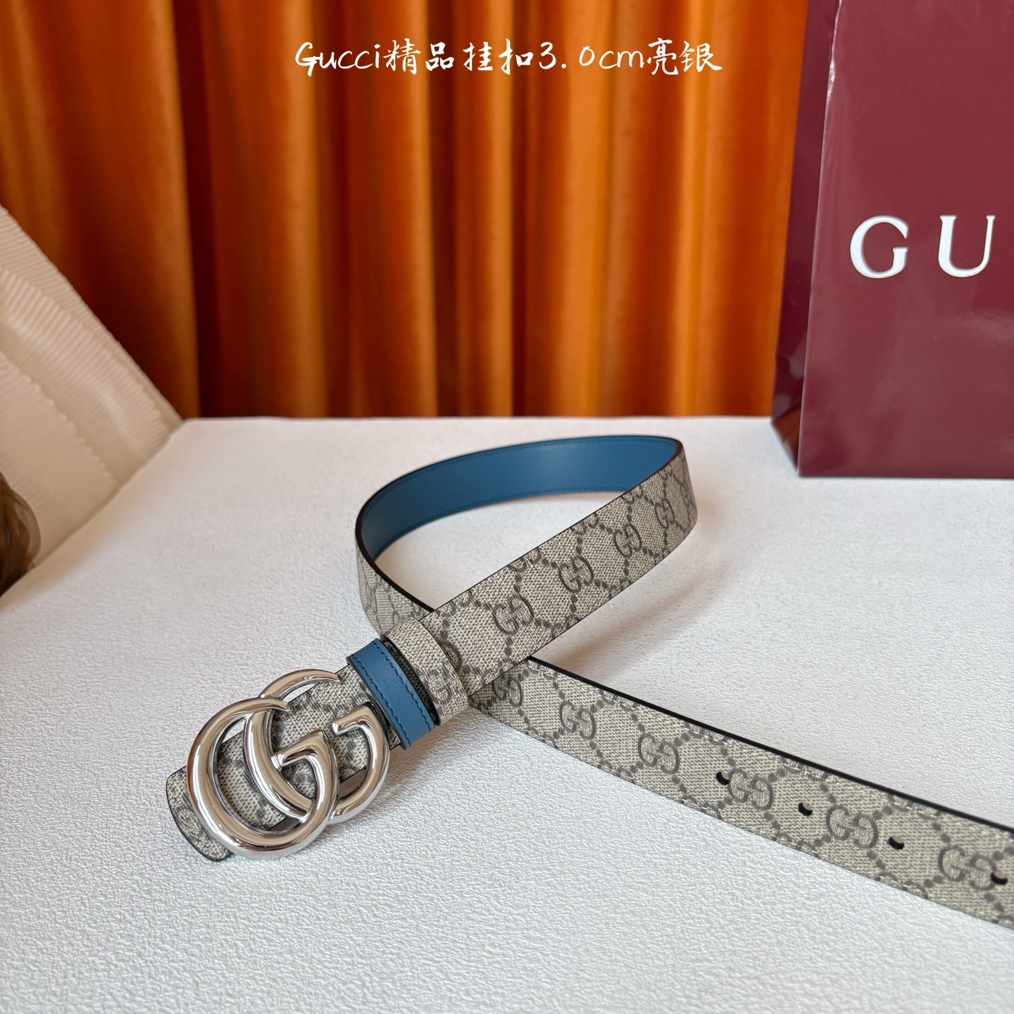 Gucci这款30MM腰带一面为柔软GG supreme帆布，另一面为蓝色牛皮革，搭配可拆卸互扣式双G搭