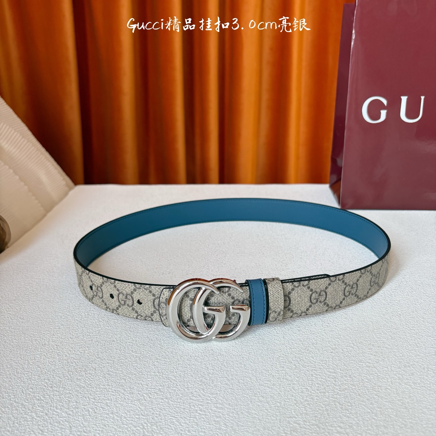 Gucci这款30MM腰带一面为柔软GG supreme帆布，另一面为蓝色牛皮革，搭配可拆卸互扣式双G搭