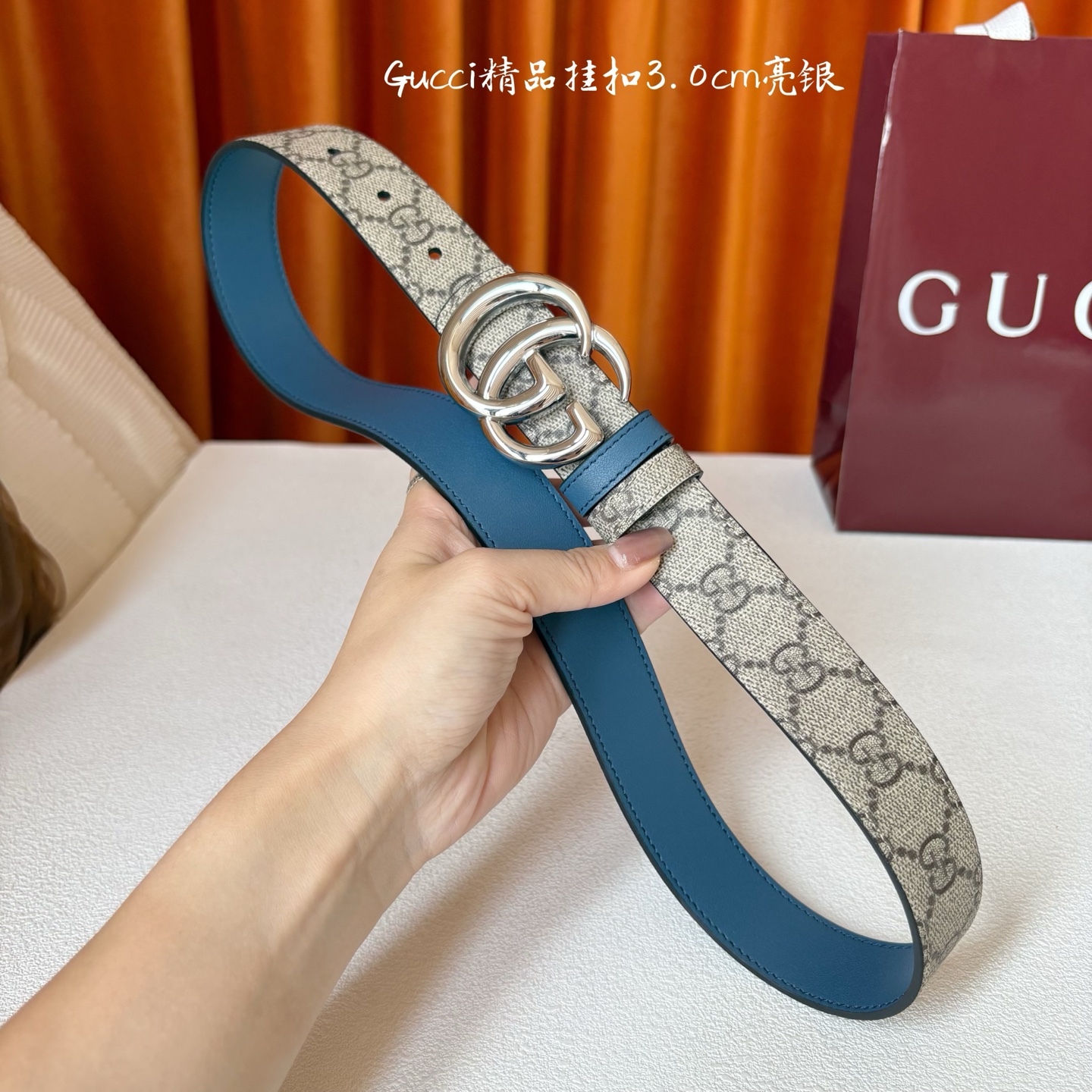 Gucci这款30MM腰带一面为柔软GG supreme帆布，另一面为蓝色牛皮革，搭配可拆卸互扣式双G搭