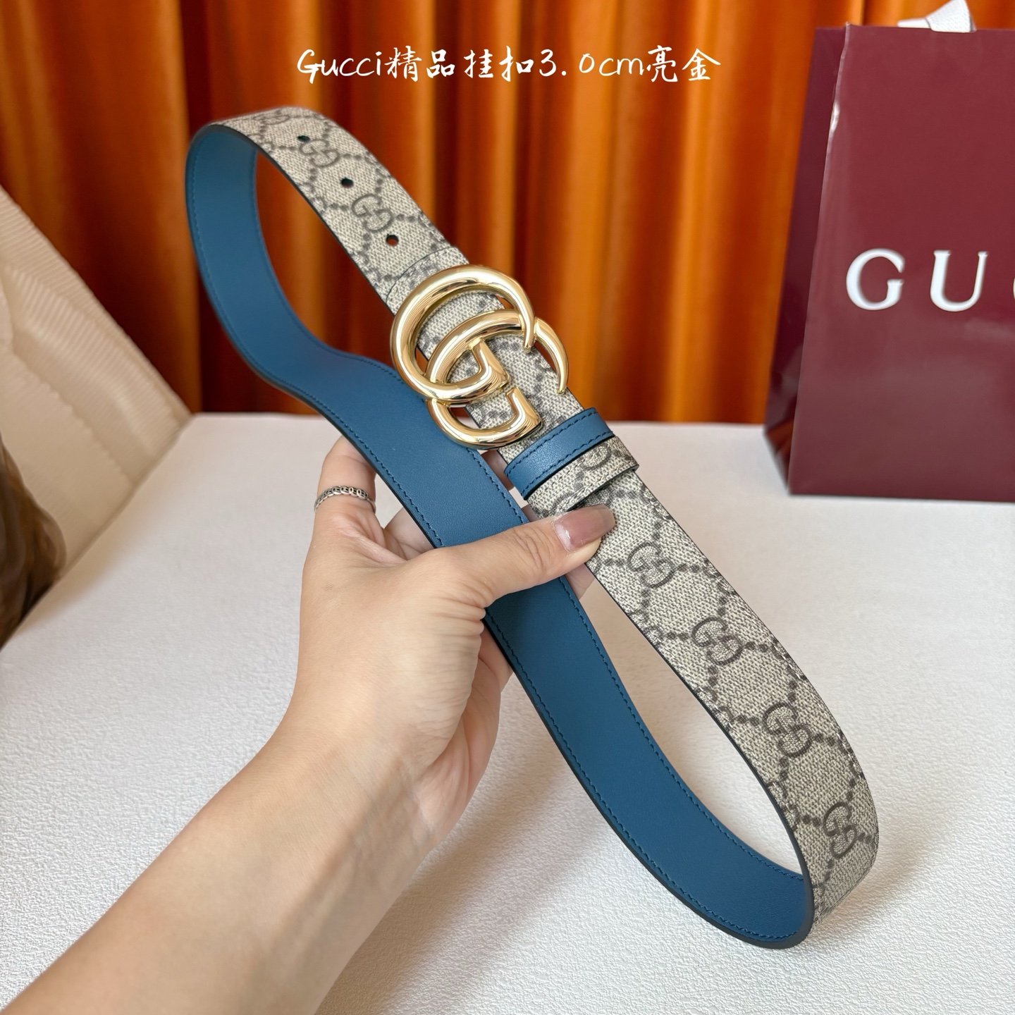 Gucci这款30MM腰带一面为柔软GG supreme帆布，另一面为蓝色牛皮革，搭配可拆卸互扣式双G搭