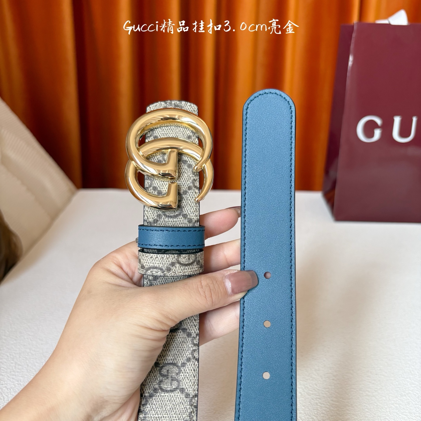 Gucci这款30MM腰带一面为柔软GG supreme帆布，另一面为蓝色牛皮革，搭配可拆卸互扣式双G搭