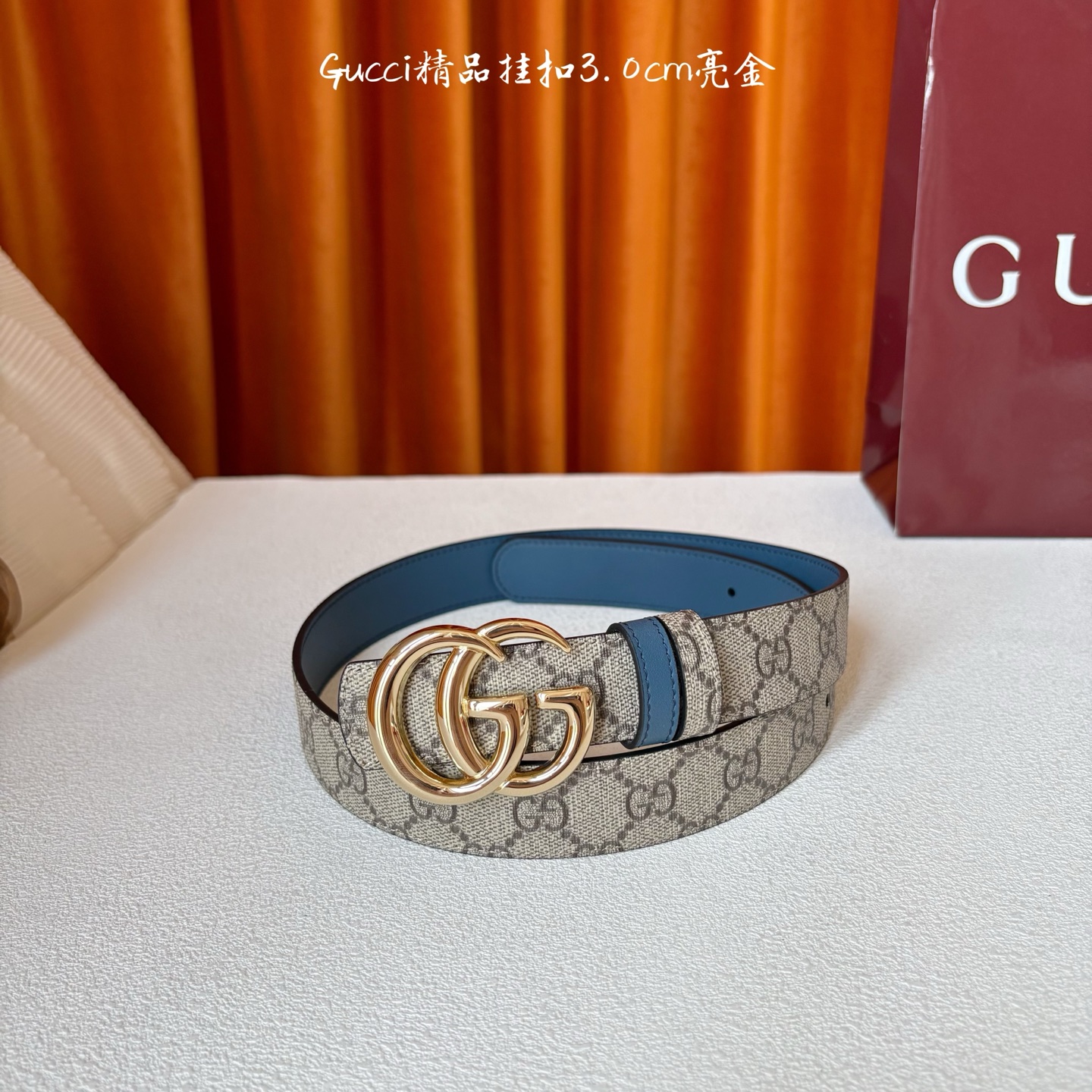 Gucci这款30MM腰带一面为柔软GG supreme帆布，另一面为蓝色牛皮革，搭配可拆卸互扣式双G搭