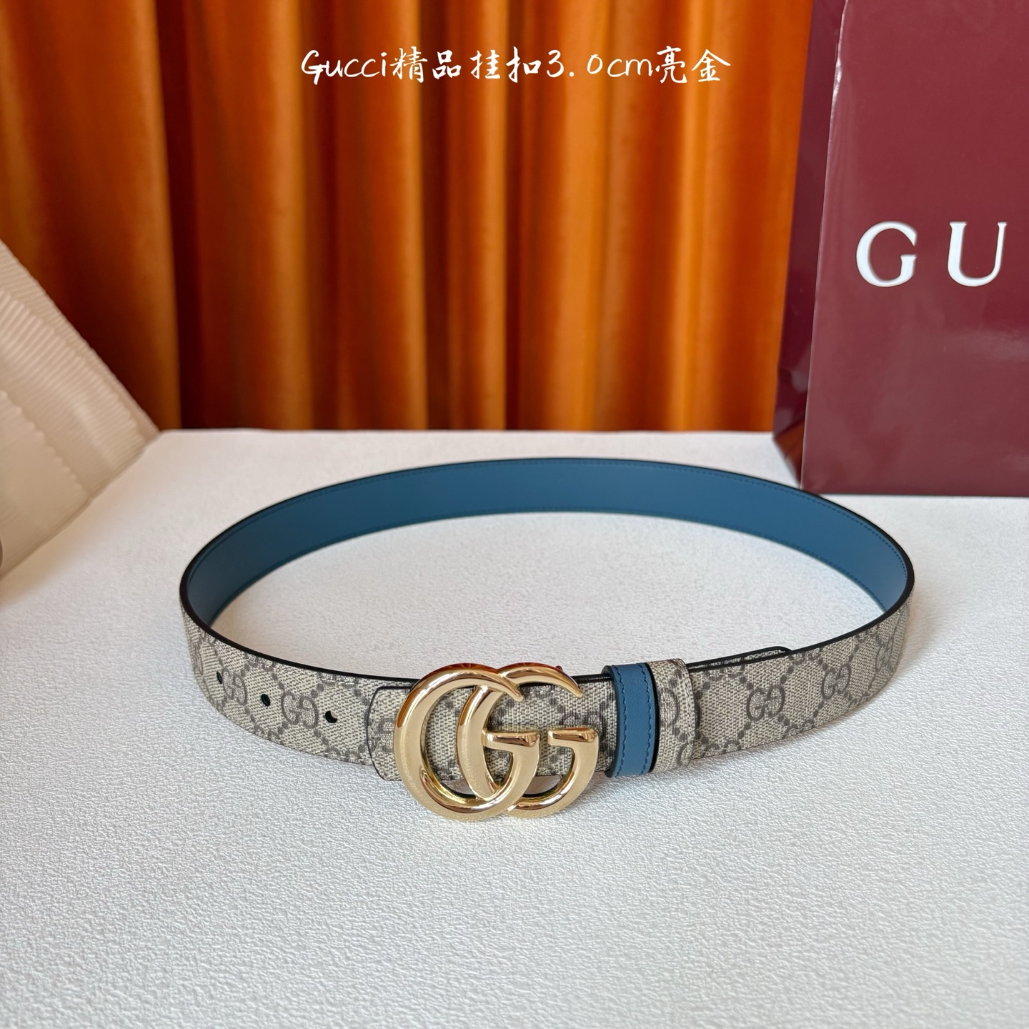 Gucci这款30MM腰带一面为柔软GG supreme帆布，另一面为蓝色牛皮革，搭配可拆卸互扣式双G搭