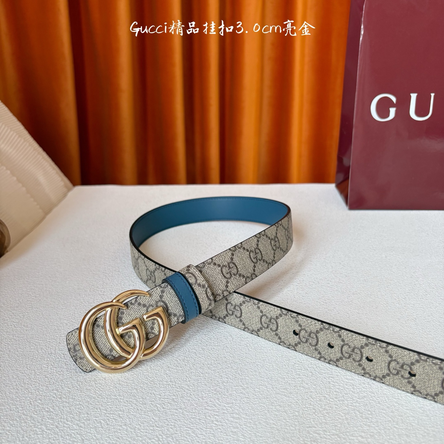 Gucci这款30MM腰带一面为柔软GG supreme帆布，另一面为蓝色牛皮革，搭配可拆卸互扣式双G搭