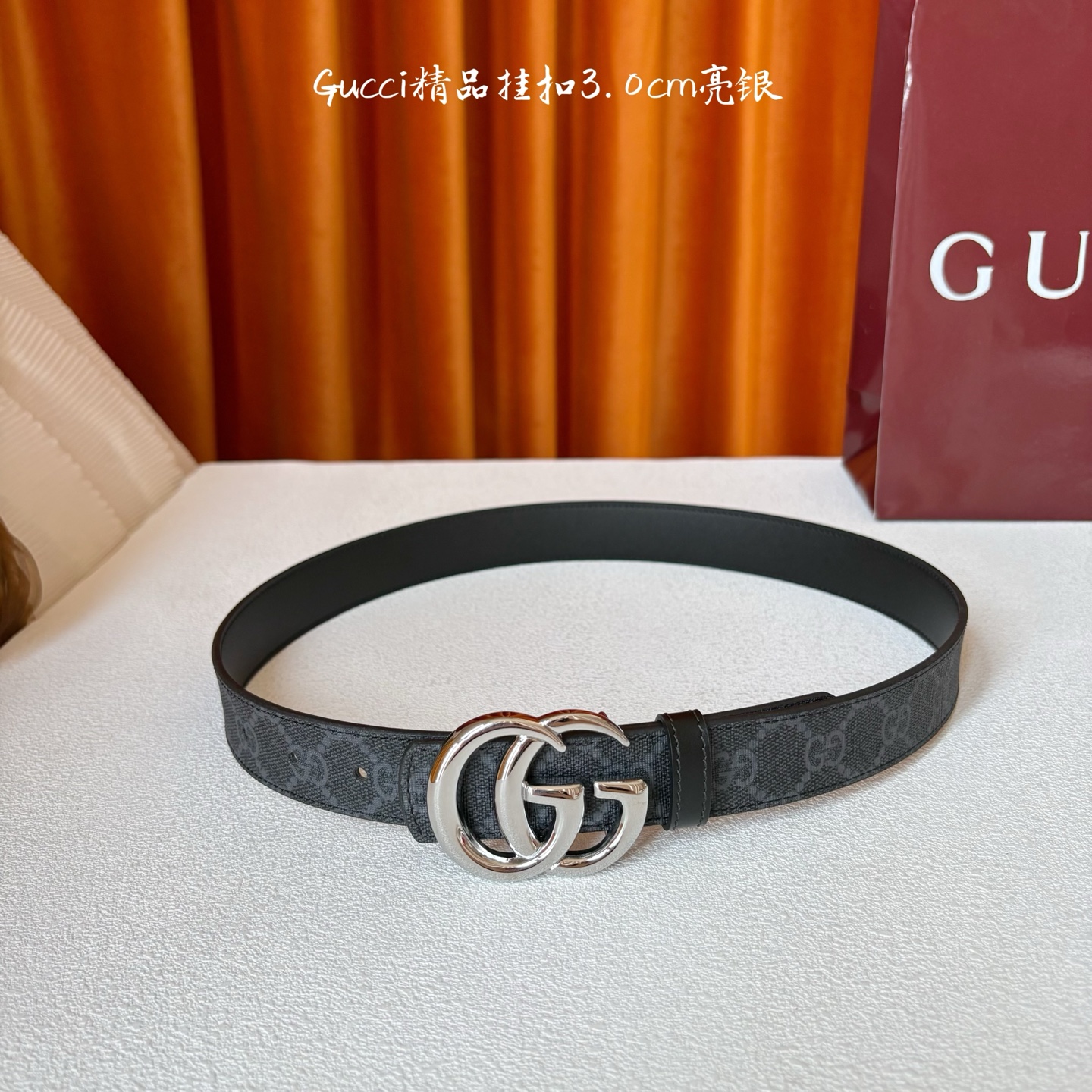 Gucci这款30MM腰带一面为柔软GG supreme帆布，另一面为黑色牛皮革，搭配可拆卸互扣式双G搭