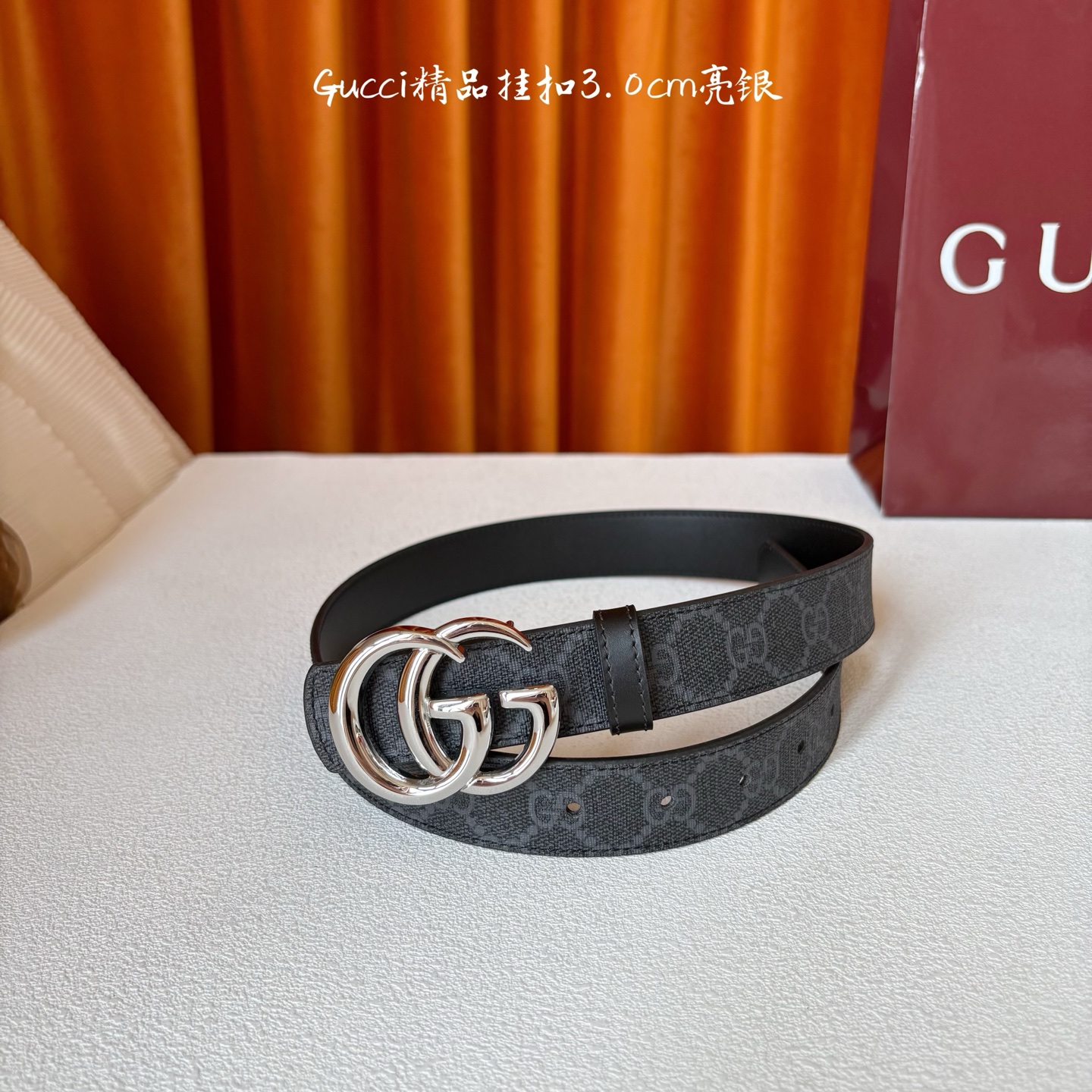 Gucci这款30MM腰带一面为柔软GG supreme帆布，另一面为黑色牛皮革，搭配可拆卸互扣式双G搭