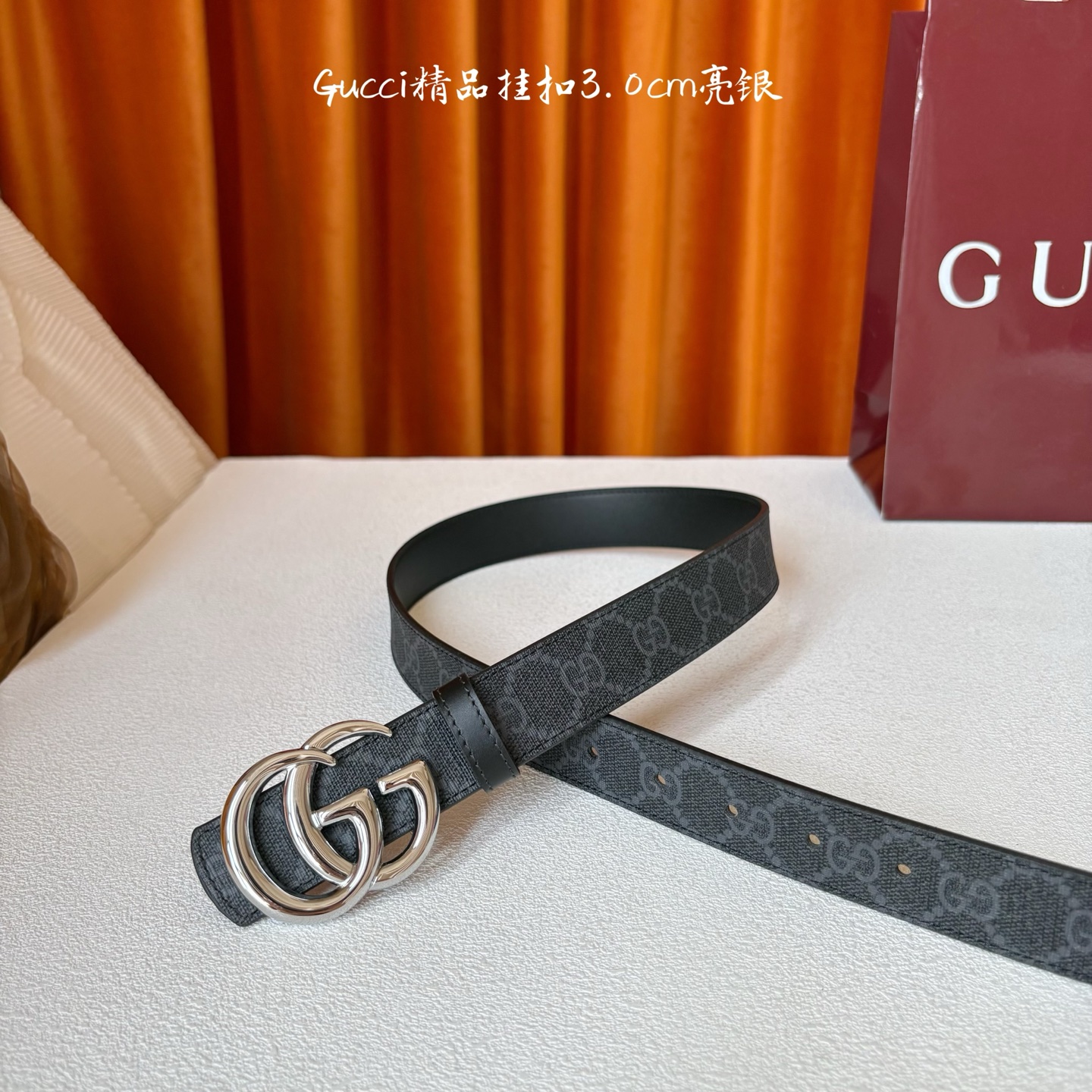 Gucci这款30MM腰带一面为柔软GG supreme帆布，另一面为黑色牛皮革，搭配可拆卸互扣式双G搭