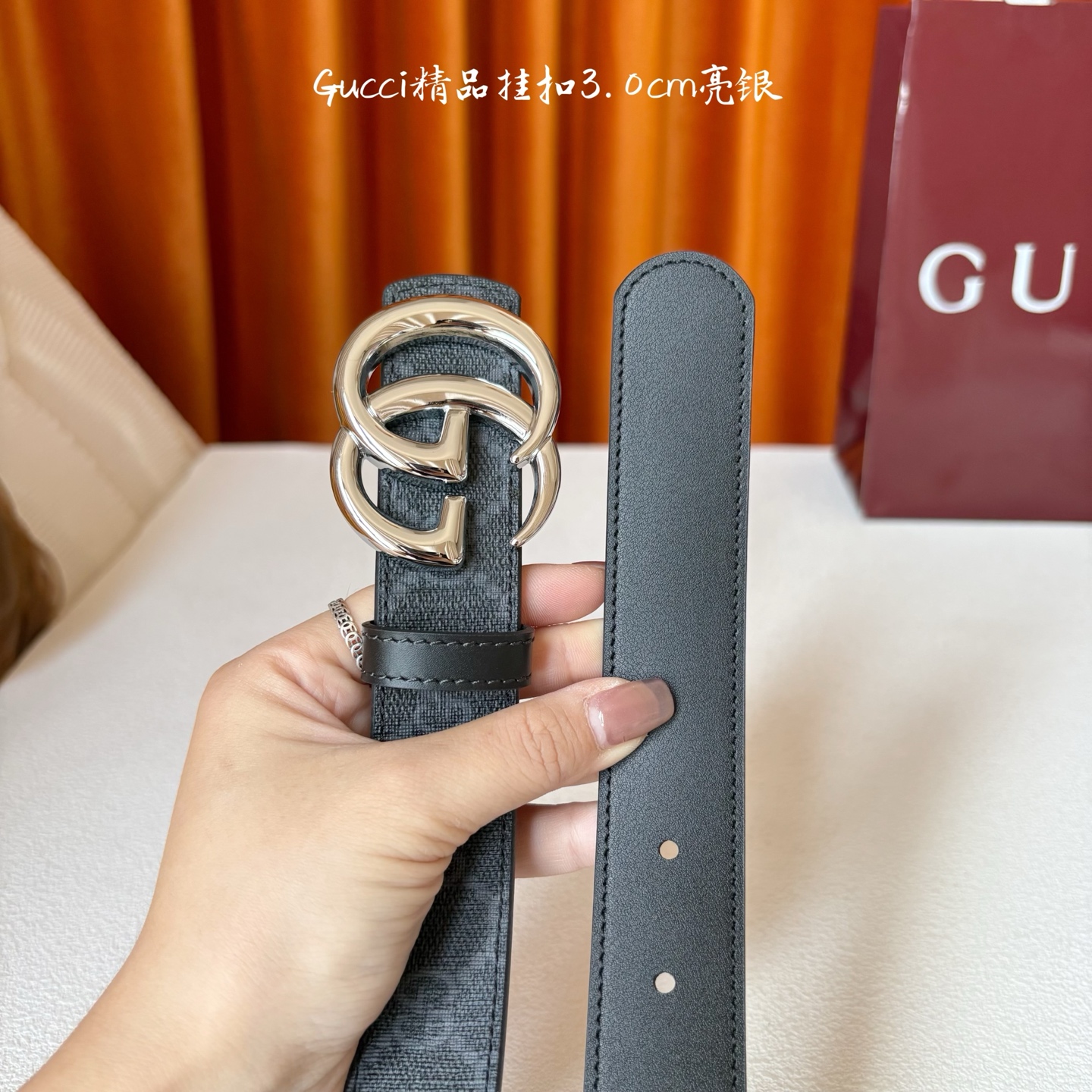 Gucci这款30MM腰带一面为柔软GG supreme帆布，另一面为黑色牛皮革，搭配可拆卸互扣式双G搭