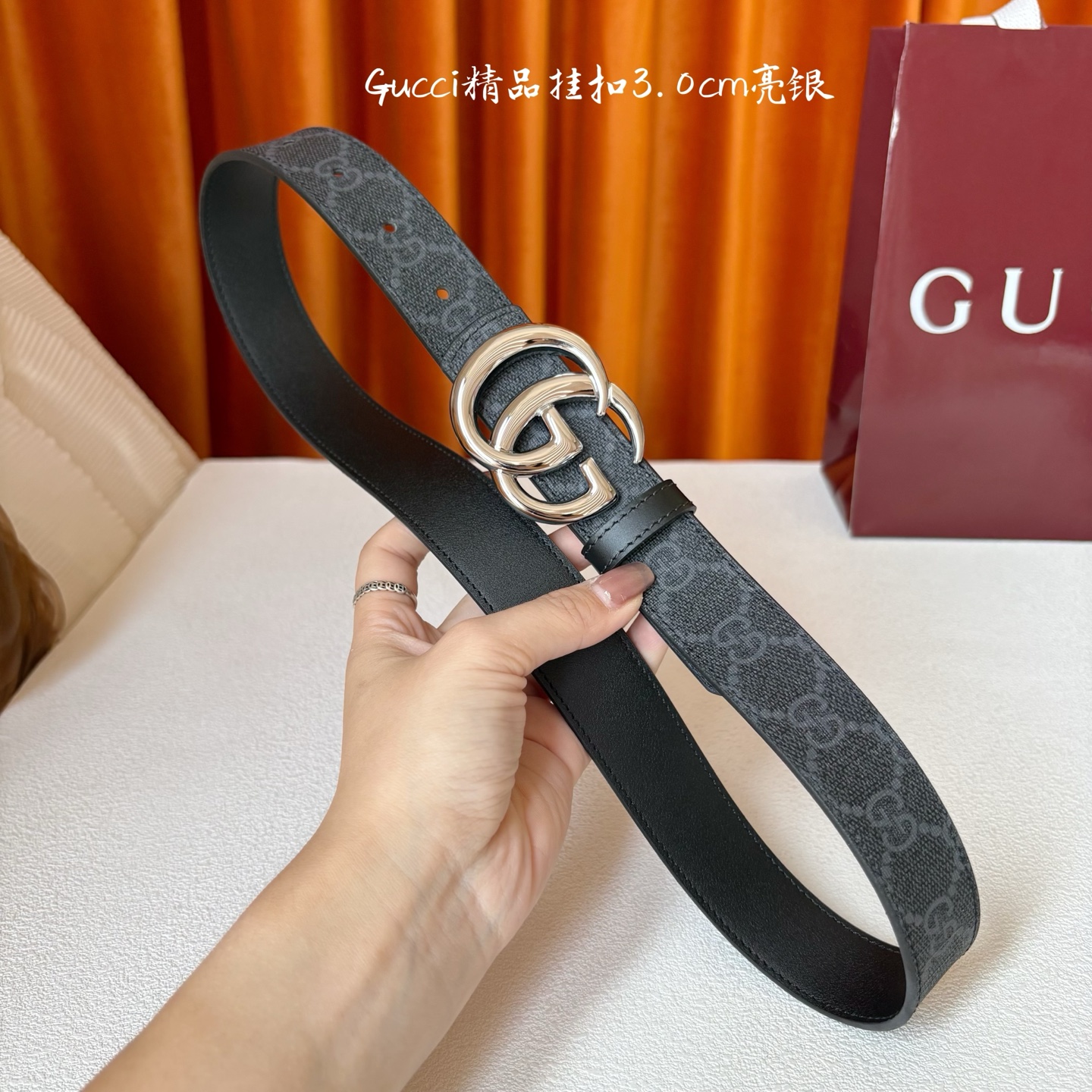 Gucci这款30MM腰带一面为柔软GG supreme帆布，另一面为黑色牛皮革，搭配可拆卸互扣式双G搭