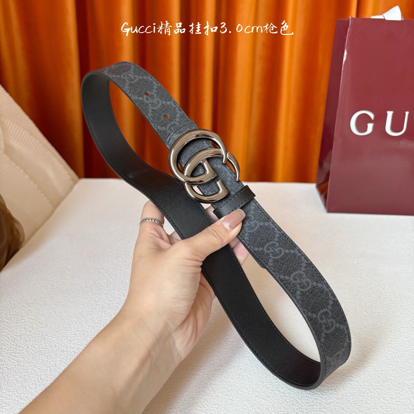 Gucci这款30MM腰带一面为柔软GG supreme帆布，另一面为黑色牛皮革，搭配可拆卸互扣式双G搭