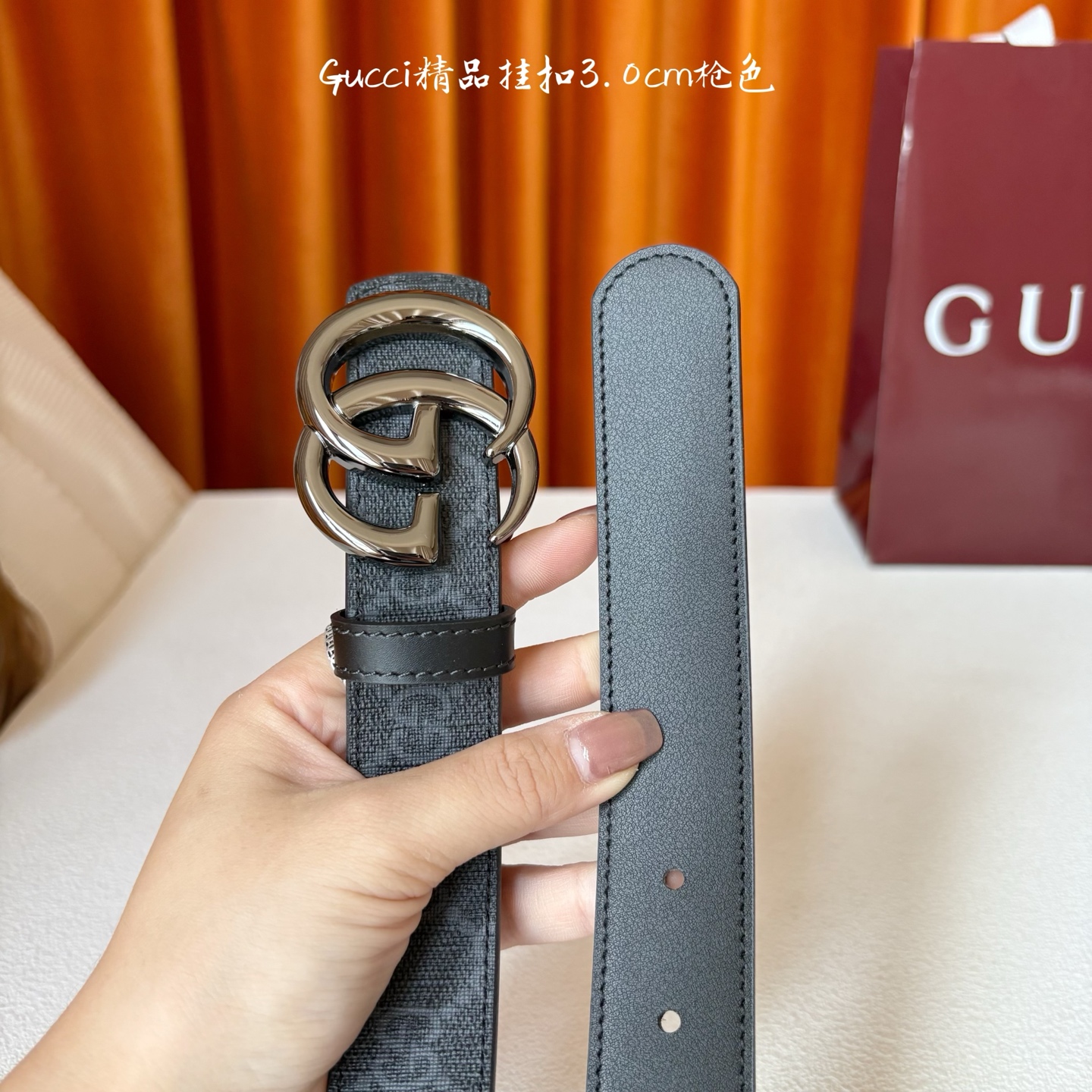 Gucci这款30MM腰带一面为柔软GG supreme帆布，另一面为黑色牛皮革，搭配可拆卸互扣式双G搭