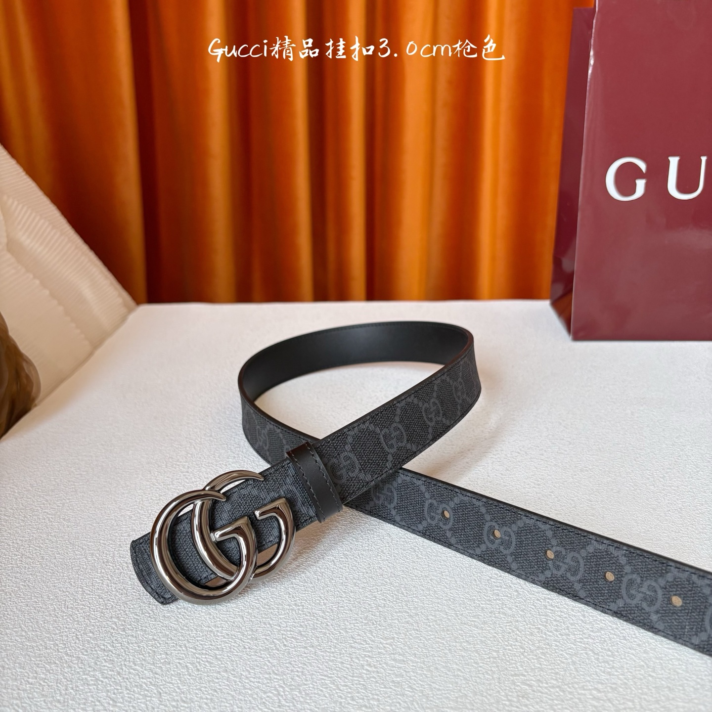 Gucci这款30MM腰带一面为柔软GG supreme帆布，另一面为黑色牛皮革，搭配可拆卸互扣式双G搭