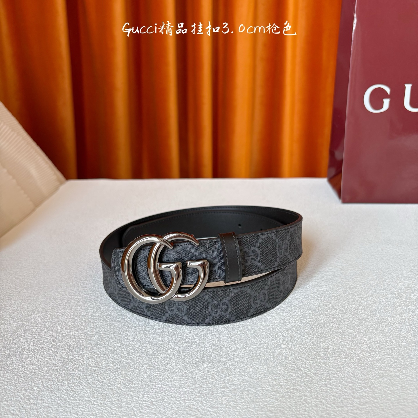 Gucci这款30MM腰带一面为柔软GG supreme帆布，另一面为黑色牛皮革，搭配可拆卸互扣式双G搭