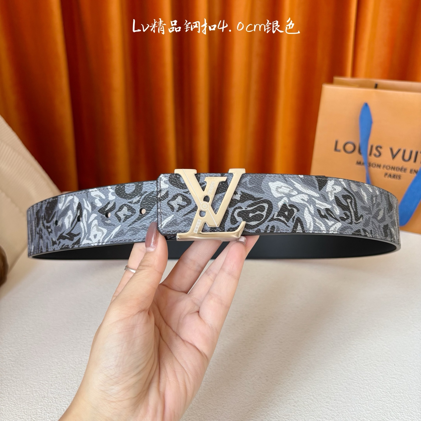 LV花卉迷彩40mm可两面用腰带是对户外爱好者男性主题的一次巧妙重新诠释。柔和的色调被转化为漩涡形状与品