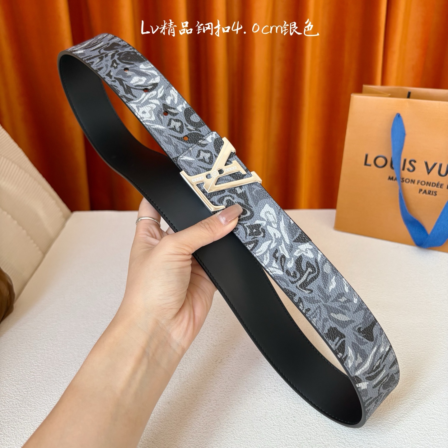 LV花卉迷彩40mm可两面用腰带是对户外爱好者男性主题的一次巧妙重新诠释。柔和的色调被转化为漩涡形状与品