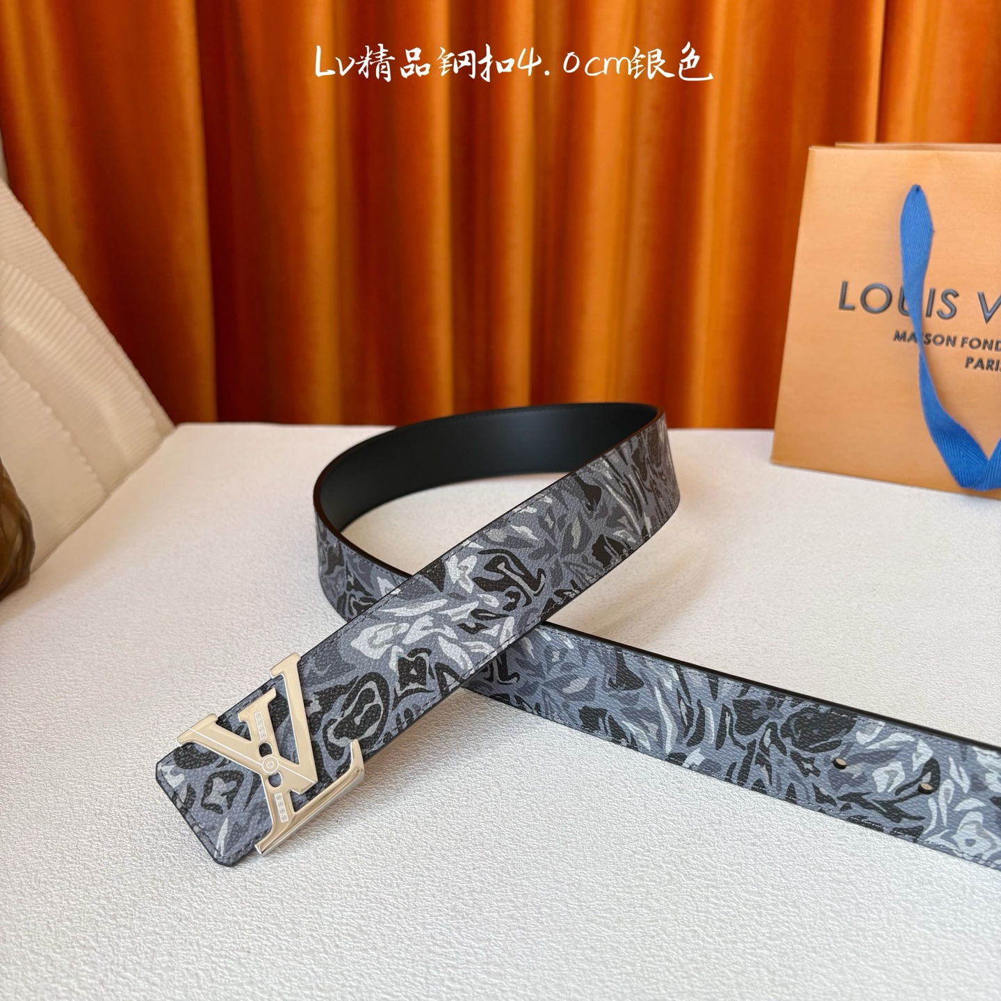 LV花卉迷彩40mm可两面用腰带是对户外爱好者男性主题的一次巧妙重新诠释。柔和的色调被转化为漩涡形状与品