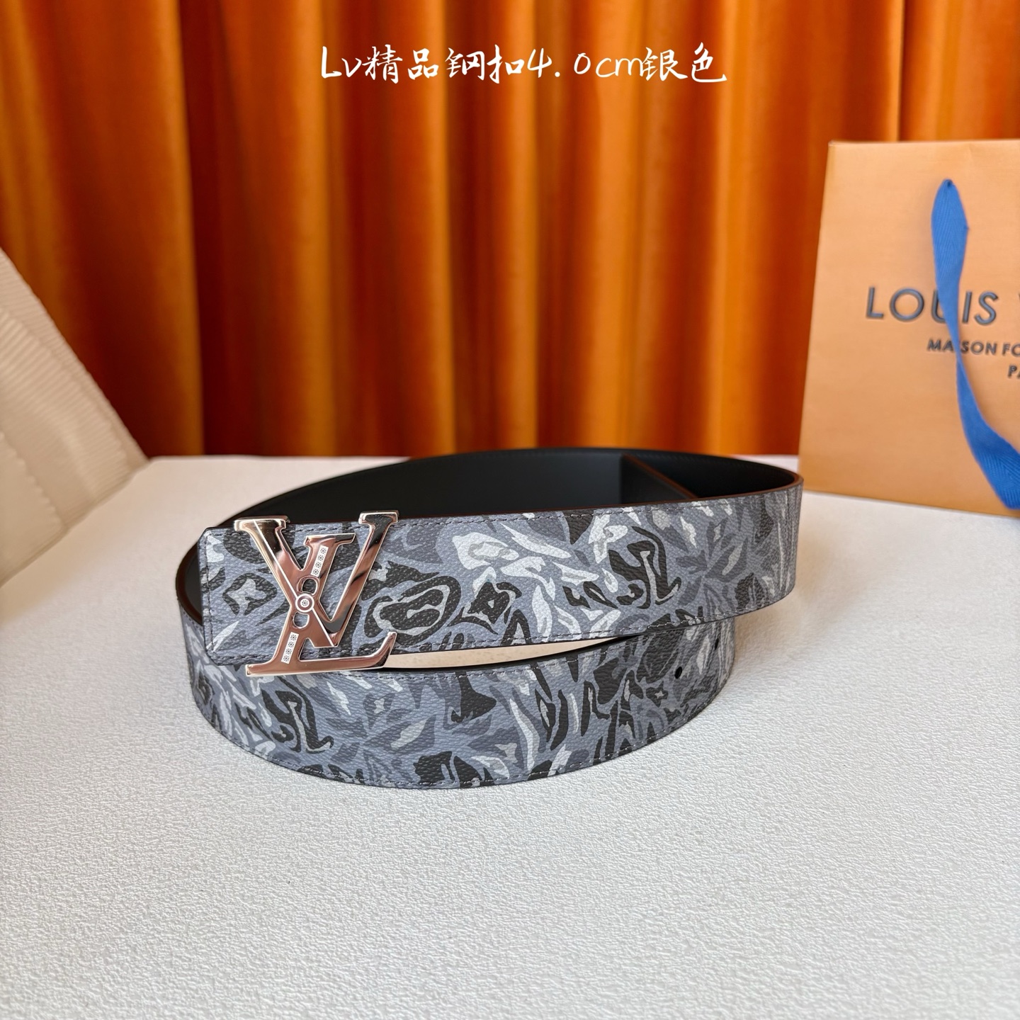 LV花卉迷彩40mm可两面用腰带是对户外爱好者男性主题的一次巧妙重新诠释。柔和的色调被转化为漩涡形状与品