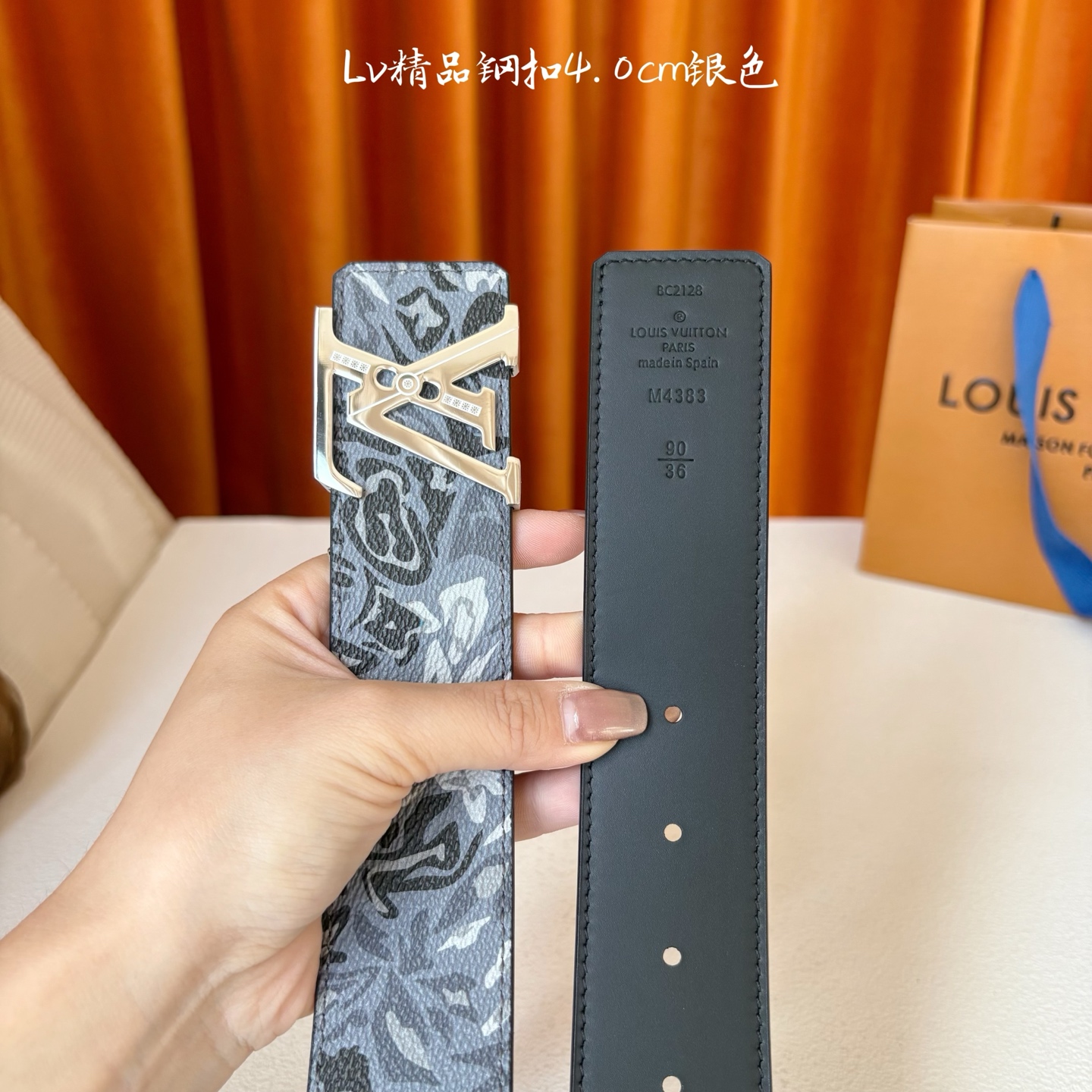 LV花卉迷彩40mm可两面用腰带是对户外爱好者男性主题的一次巧妙重新诠释。柔和的色调被转化为漩涡形状与品