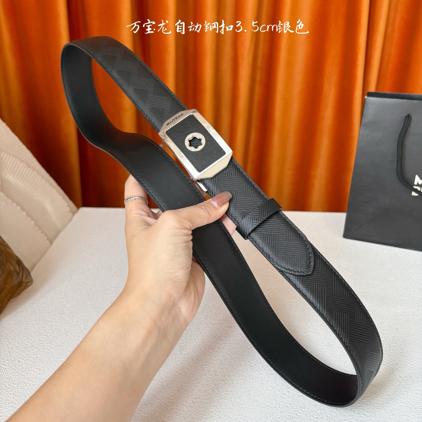 品牌：【万宝龙】 Montblanc家持续其一贯的高雅、绅士、精致的风格，进口小牛皮，手感细腻柔软。纯钢