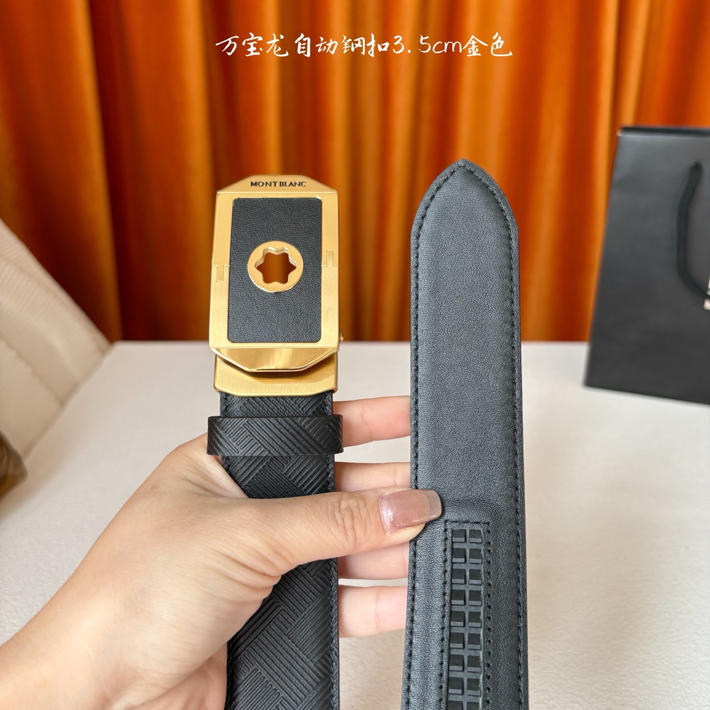 品牌：【万宝龙】 Montblanc家持续其一贯的高雅、绅士、精致的风格，进口小牛皮，手感细腻柔软。纯钢