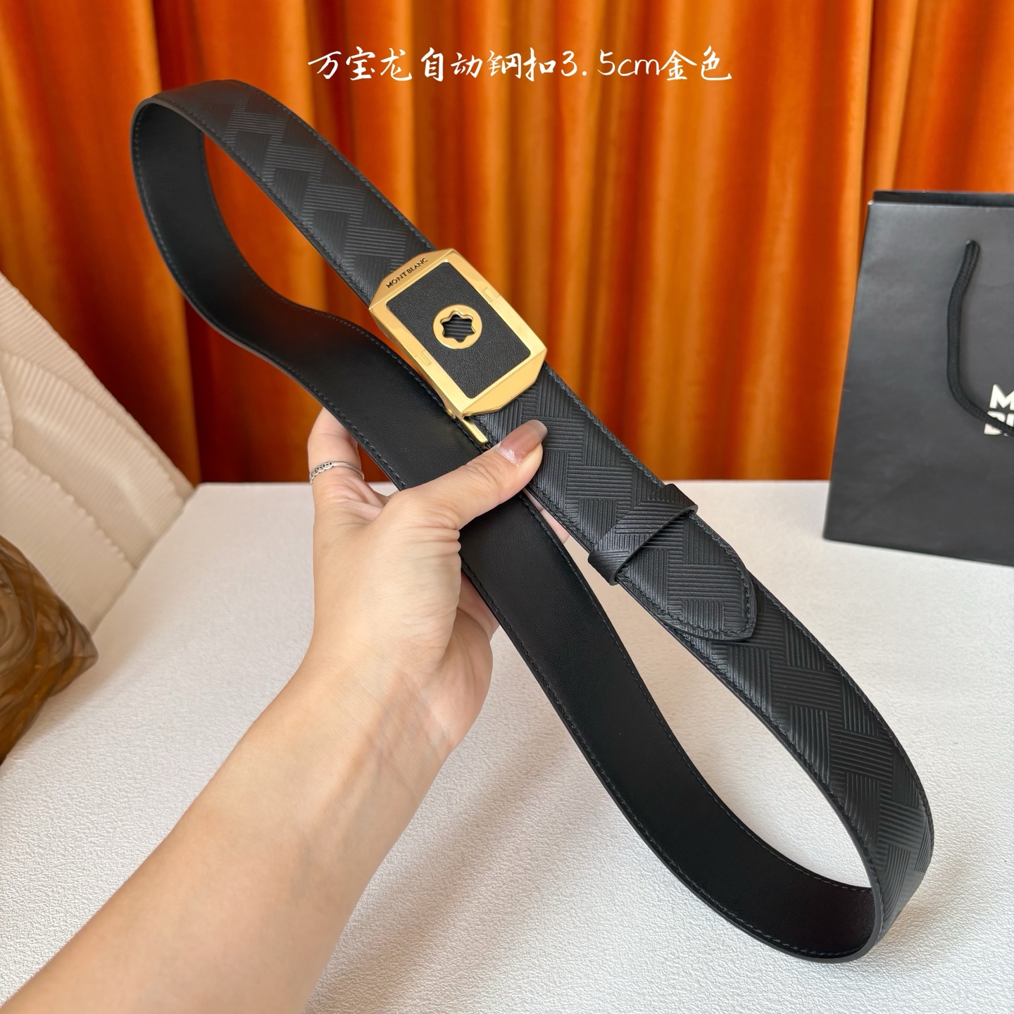 品牌：【万宝龙】 Montblanc家持续其一贯的高雅、绅士、精致的风格，进口小牛皮，手感细腻柔软。纯钢