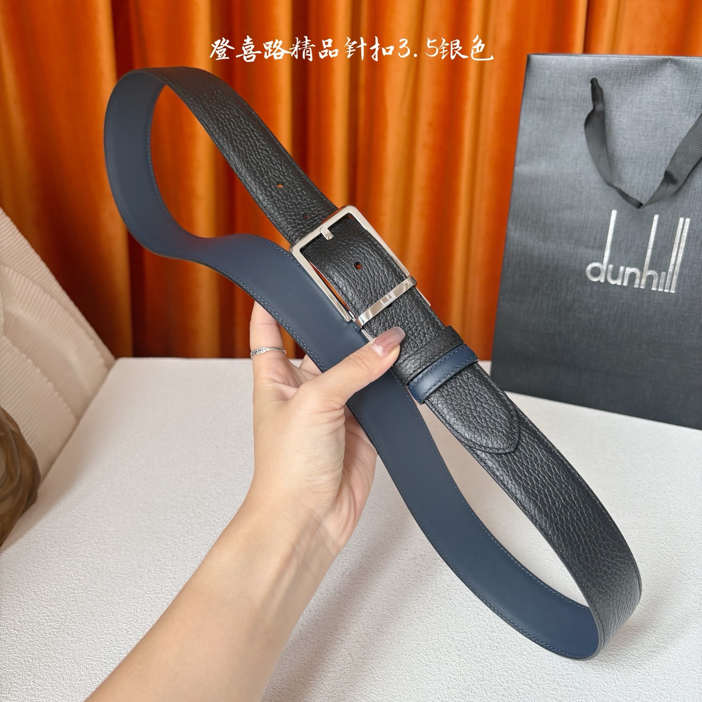 Dunhill登喜路35毫米双面皮带，可正反两面佩戴，搭配精品针扣，彰显经典男性魅力。